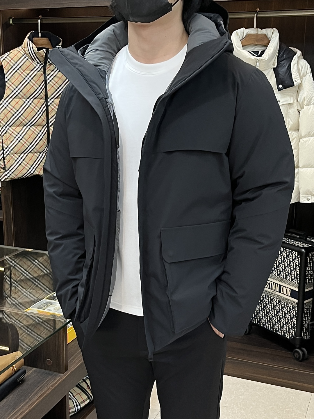 NO:572837,Mainly recommending down Zegna 2025 latest fashion designer down jacket Zegna hooded down jacket, top light luxury down jacket in winter, popular down jacket with classic logo on the upper arm, 90# white goose down filling, every detail shows craftsmanship, enough advanced structural tailoring design changes to show men's diverse image changes, slim fit, tailoring, to meet the current popular multi-layered wear, versatile style in life!  Color Black Military Green Beige Size M-3XL H2025 New Release,,zegna,jackets & coats,down jacket,hats,alexander wang19860909主推羽绒 Zegna 2025最新款时尚设计师款羽绒外套杰尼亚连帽羽绒服,冬季顶级轻奢羽绒服,上臂经典logo爆款羽绒服,90#白鹅绒填充,处处细节显工艺足够的高级结构性剪裁的设计改变来展现男士多样的形象变化,修身利落、剪裁合体,满足时下正流行的多层次穿搭,生活百搭款式！ 颜色黑色 军绿 米白 码数M-3XL H2025新款首发,,zegna,jackets & coats,down jacket,hats,alexander wang,Men's clothing