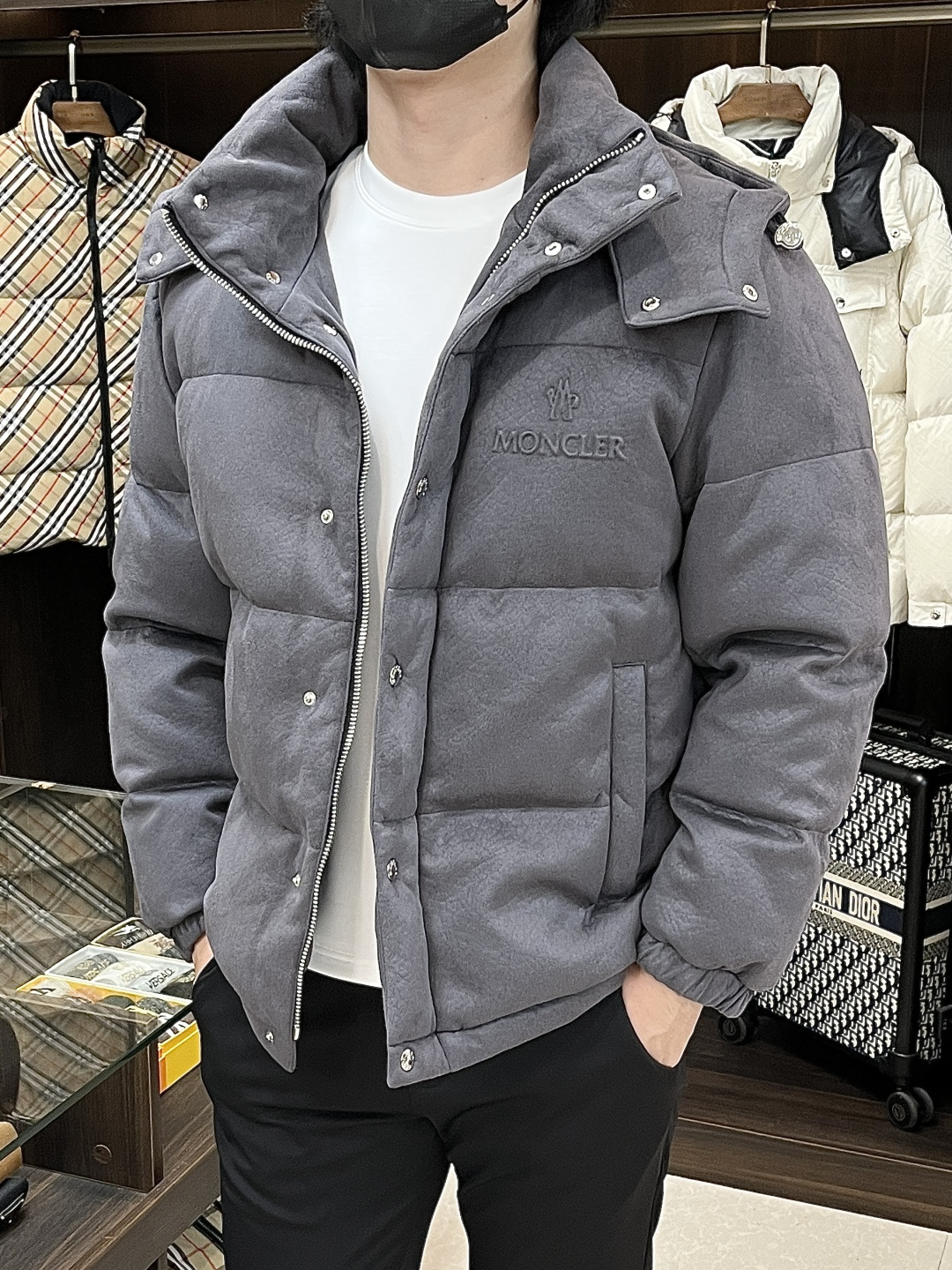 NO:568995,The main recommendation is the down Moncler 2025 latest fashion designer down jacket, hooded down jacket, top light luxury down jacket in winter, down jacket with classic logo on the chest, suede fabric, 90# white goose down filling, detachable hood, every detail shows craftsmanship, enough advanced structural tailoring design changes to show men's diverse image changes, slim fit, tailoring, to meet the current popular multi-layered wear, versatile style in life!  Color Dark Gray Khaki Size M-3XL H2025 New Release, Moncler,jackets & coats,down jacket,chamois leather,hats,alexander wang19860909主推羽绒 Moncler 2025最新款时尚设计师款羽绒外套蒙口连帽羽绒服,冬季顶级轻奢羽绒服,胸前经典logo爆款羽绒服,麂皮绒面料,90#白鹅绒填充,帽可拆,处处细节显工艺足够的高级结构性剪裁的设计改变来展现男士多样的形象变化,修身利落、剪裁合体,满足时下正流行的多层次穿搭,生活百搭款式！ 颜色深灰色 卡其色 码数M-3XL H2025新款首发,,Moncler,jackets & coats,down jacket,chamois leather,hats,alexander wang,Men's clothing