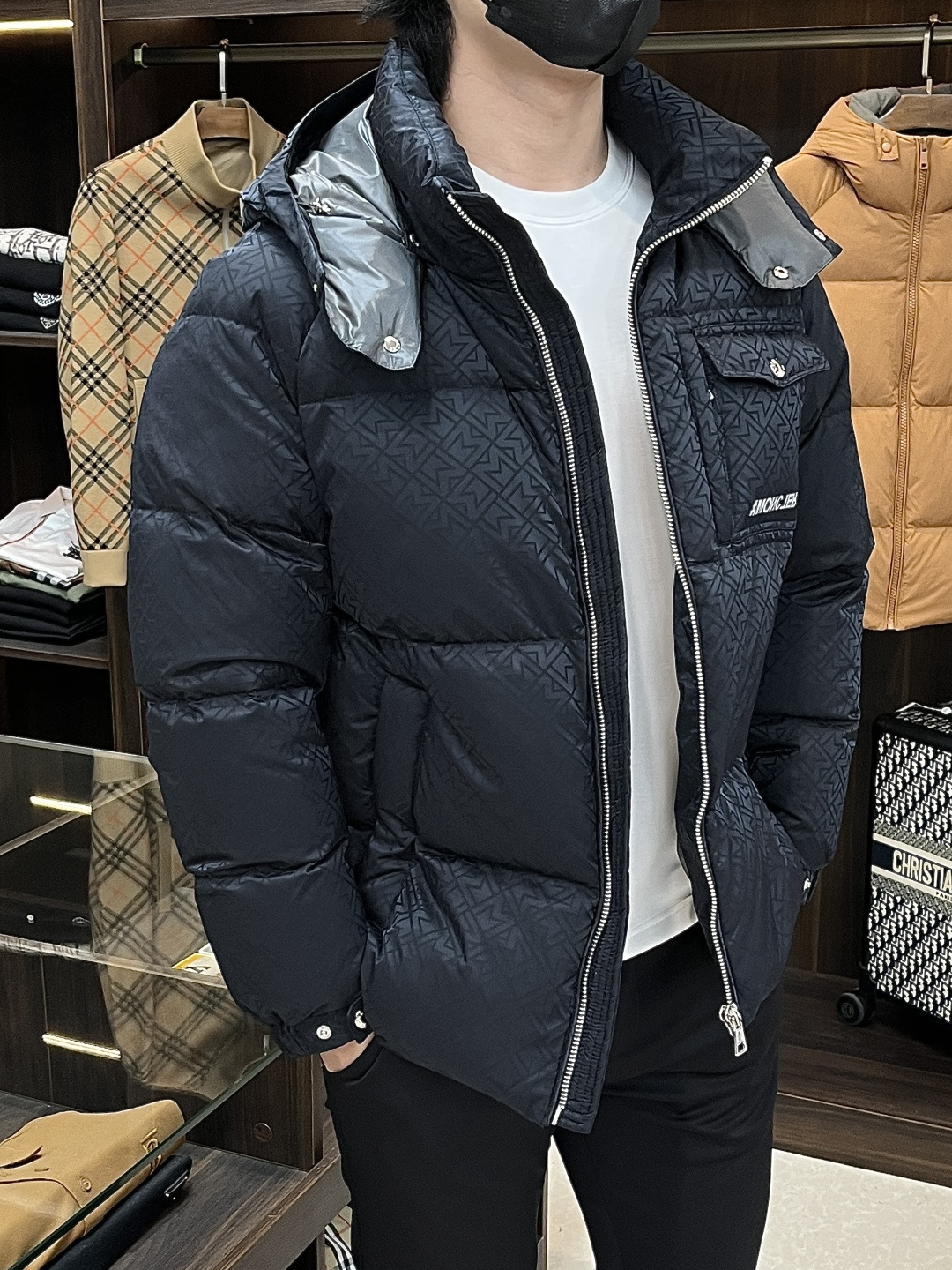 NO:574015,The main recommendation is the down Moncler 2025 latest fashion designer style down jacket, hooded down jacket, top light luxury down jacket in winter, down jacket with classic logo on the chest, jacquard windproof fabric, 90# white goose down filling, detachable hood, every detail shows craftsmanship, enough advanced structural tailoring design changes to show men's diverse image changes, slim fit, tailoring, to meet the current popular multi-layered wear, versatile style in life!  Color Khaki Blue Black Size M-3XL H2025 new release, Moncler, jackets & coats, down jacket, hats, alexander wang19860909主推羽绒 Moncler 2025最新款时尚设计师款羽绒外套蒙口连帽羽绒服,冬季顶级轻奢羽绒服,胸前经典logo爆款羽绒服,提花防风面料,90#白鹅绒填充,帽可拆,处处细节显工艺足够的高级结构性剪裁的设计改变来展现男士多样的形象变化,修身利落、剪裁合体,满足时下正流行的多层次穿搭,生活百搭款式！ 颜色卡其 蓝色 黑色 码数M-3XL H2025新款首发,,Moncler,jackets & coats,down jacket,hats,alexander wang,Men's clothing