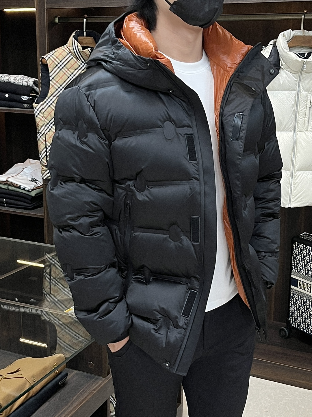 NO:574017,The main recommendation is the down Zegna 2025 latest fashion designer down jacket Zegna hooded down jacket, top light luxury down jacket in winter, popular down jacket, 90# white goose down filling, detachable hood, every detail shows craftsmanship, enough advanced structural tailoring design changes to show men's diverse image changes, slim fit, tailoring, to meet the current popular multi-layered wear, versatile style in life!  Color off-white blue black Size M-3XL H2025 new model debut,,zegna,jackets & coats,down jacket,hats,alexander wang19860909主推羽绒 Zegna 2025最新款时尚设计师款羽绒外套杰尼亚连帽羽绒服,冬季顶级轻奢羽绒服,爆款羽绒服,90#白鹅绒填充,帽可拆,处处细节显工艺足够的高级结构性剪裁的设计改变来展现男士多样的形象变化,修身利落、剪裁合体,满足时下正流行的多层次穿搭,生活百搭款式！ 颜色米白 蓝色 黑色 码数M-3XL H2025新款首发,,zegna,jackets & coats,down jacket,hats,alexander wang,Men's clothing