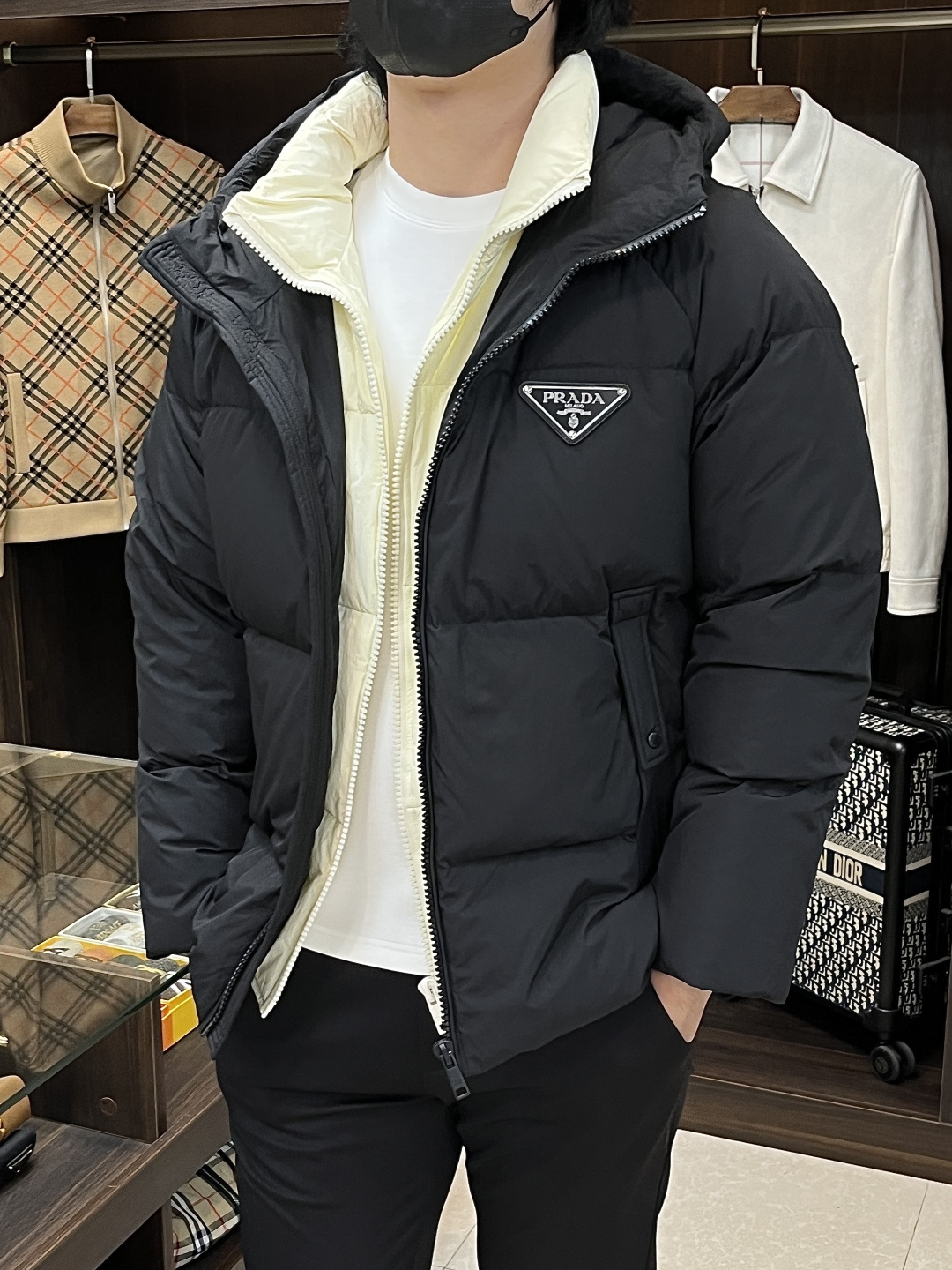 NO:569000,Mainly recommend down Prada 2025 latest fashion designer down jacket Prada hooded down jacket, fake two pieces, top light luxury down jacket in winter, classic triangle metal logo explosive down jacket on the chest, 90# white goose down filling, detachable hood, every detail shows craftsmanship. Sufficient advanced structural tailoring design changes to show men's diverse image changes, slim fit, tailoring, to meet the current popular multi-layered wear, versatile style in life!  Color Off-white Burgundy Black Size M-3XL H2025 new model debut, prada, prada, jackets & coats, down jacket, hats, alexander wang19860909主推羽绒 Prada 2025最新款时尚设计师款羽绒外套普拉达连帽羽绒服,假两件,冬季顶级轻奢羽绒服,胸前经典三角金属logo爆款羽绒服,90#白鹅绒填充,帽可拆,处处细节显工艺足够的高级结构性剪裁的设计改变来展现男士多样的形象变化,修身利落、剪裁合体,满足时下正流行的多层次穿搭,生活百搭款式！ 颜色米白 酒红 黑色 码数M-3XL H2025新款首发,,prada,prada,jackets & coats,down jacket,hats,alexander wang,Men's clothing