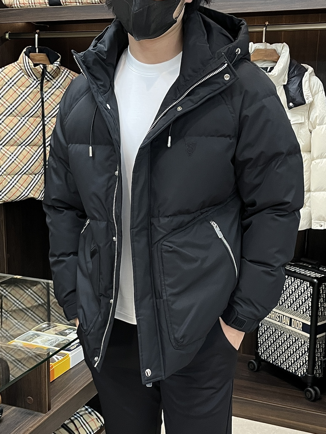 NO:574019,Mainly recommend down Burberry 2025 latest fashion designer down jacket Prada hooded down jacket, top light luxury down jacket in winter, popular down jacket with classic LOGO embroidery on the chest, 90# white goose down filling, detachable hood, every detail shows craftsmanship, enough advanced structural tailoring design changes to show men's diverse image changes, slim fit, tailoring, to meet the current popular multi-layered outfits, versatile styles in life!  Color black khaki Size M-3XL H2025 new model debut, burberry, prada, jackets & coats, down jacket, hats, alexander wang19860909主推羽绒 Burberry 2025最新款时尚设计师款羽绒外套普拉达连帽羽绒服,冬季顶级轻奢羽绒服,胸前经典LOGO刺绣爆款羽绒服,90#白鹅绒填充,帽可拆,处处细节显工艺足够的高级结构性剪裁的设计改变来展现男士多样的形象变化,修身利落、剪裁合体,满足时下正流行的多层次穿搭,生活百搭款式！ 颜色黑色 卡其 码数M-3XL H2025新款首发,,burberry,prada,jackets & coats,down jacket,hats,alexander wang,Men's clothing