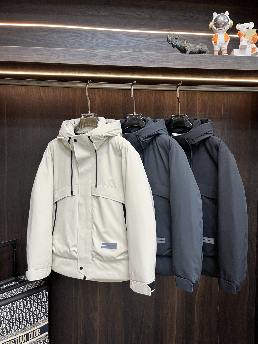 NO:572839,The main recommendation is the down Zegna 2025 latest fashion designer down jacket Zegna hooded down jacket, top light luxury down jacket in winter, popular down jacket, 90# white goose down filling, detachable hood, every detail shows craftsmanship, enough advanced structural tailoring design changes to show men's diverse image changes, slim fit, tailoring, to meet the current popular multi-layered wear, versatile style in life!  Color black off-white Size M-3XL H2025 new model debut,,zegna,jackets & coats,down jacket,hats,alexander wang19860909主推羽绒 Zegna 2025最新款时尚设计师款羽绒外套杰尼亚连帽羽绒服,冬季顶级轻奢羽绒服,爆款羽绒服,90#白鹅绒填充,帽可拆,处处细节显工艺足够的高级结构性剪裁的设计改变来展现男士多样的形象变化,修身利落、剪裁合体,满足时下正流行的多层次穿搭,生活百搭款式！ 颜色黑色 米白 码数M-3XL H2025新款首发,,zegna,jackets & coats,down jacket,hats,alexander wang,Men's clothing