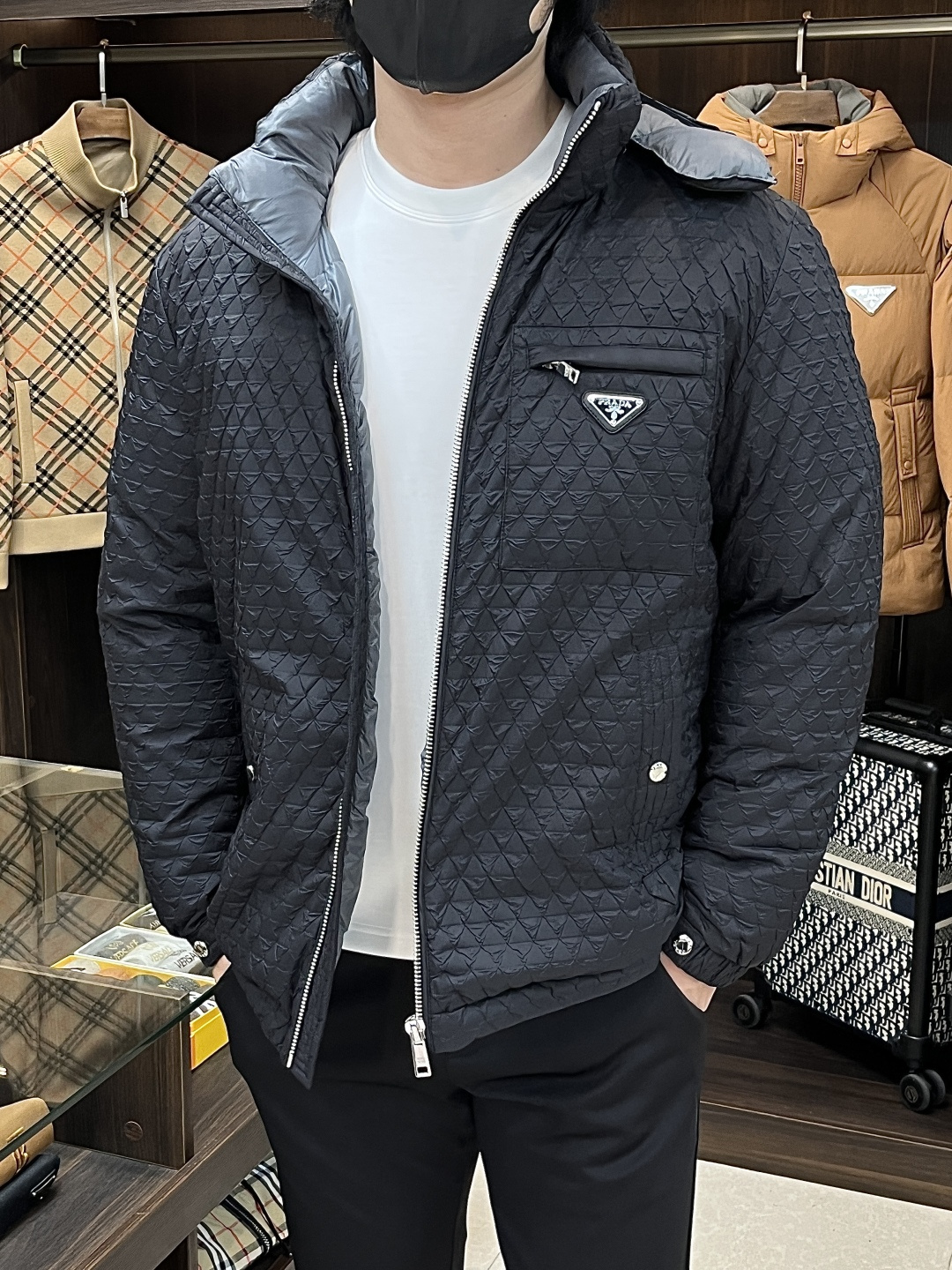 NO:572843,Mainly recommend down Prada 2025 latest fashion designer down jacket Prada hooded down jacket, winter top light luxury down jacket, anti-snake leather fabric hood detachable down jacket, 90# white goose down filling, triangle metal logo on the chest, details everywhere show craftsmanship, enough advanced structural tailoring design changes to show men's diverse image changes, slim fit, tailoring, to meet the current popular multi-layered wear, versatile style in life!  Color black off-white Size M-3XL H2025 new model debut, prada, prada, jackets & coats, down jacket, snakeskin, hats, alexander wang19860909主推羽绒 Prada 2025最新款时尚设计师款羽绒外套普拉达连帽羽绒服,冬季顶级轻奢羽绒服,防蛇皮面料帽可拆爆款羽绒服,90#白鹅绒填充,胸前三角金属logo处处细节显工艺足够的高级结构性剪裁的设计改变来展现男士多样的形象变化,修身利落、剪裁合体,满足时下正流行的多层次穿搭,生活百搭款式！ 颜色黑色 米白 码数M-3XL H2025新款首发,,prada,prada,jackets & coats,down jacket,snakeskin,hats,alexander wang,Men's clothing