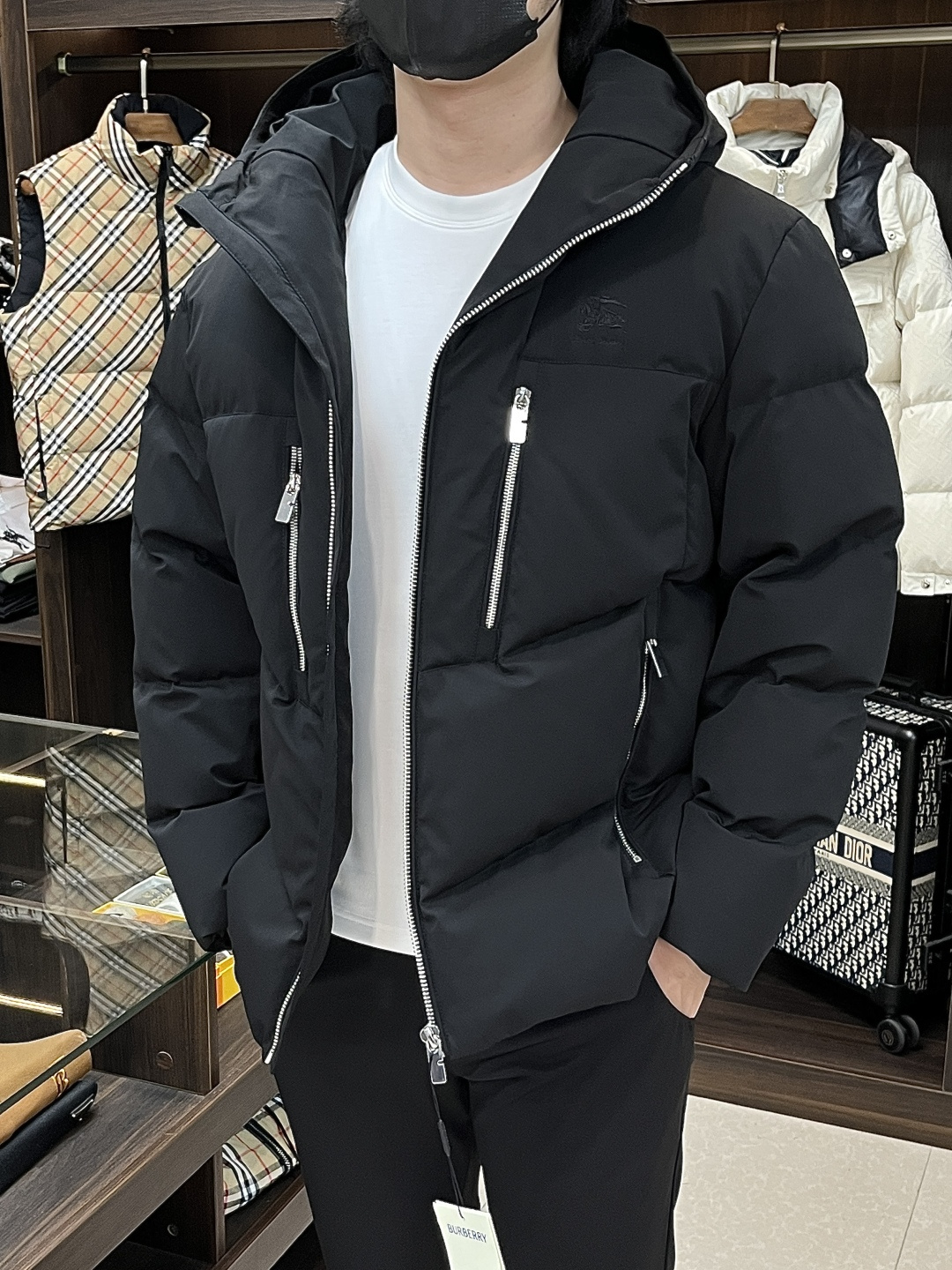 NO:574021,Mainly recommending down Burberry 2025 latest fashion designer down jacket Burberry hooded down jacket, top light luxury down jacket in winter, popular down jacket, 90# white goose down filling, classic war horse logo embroidery on the chest, every detail shows craftsmanship, and enough advanced structural tailoring design changes to show men's diverse image changes, slim fit, tailoring, to meet the current popular multi-layered outfits, versatile style in life!  Color black off-white Size M-3XL H2025 new model debut,,burberry,burberry,jackets & coats,down jacket,hats,alexander wang19860909主推羽绒 Burberry 2025最新款时尚设计师款羽绒外套巴宝莉连帽羽绒服,冬季顶级轻奢羽绒服,爆款羽绒服,90#白鹅绒填充,胸前经典战马logo刺绣,处处细节显工艺足够的高级结构性剪裁的设计改变来展现男士多样的形象变化,修身利落、剪裁合体,满足时下正流行的多层次穿搭,生活百搭款式！ 颜色黑色 米白 码数M-3XL H2025新款首发,,burberry,burberry,jackets & coats,down jacket,hats,alexander wang,Men's clothing