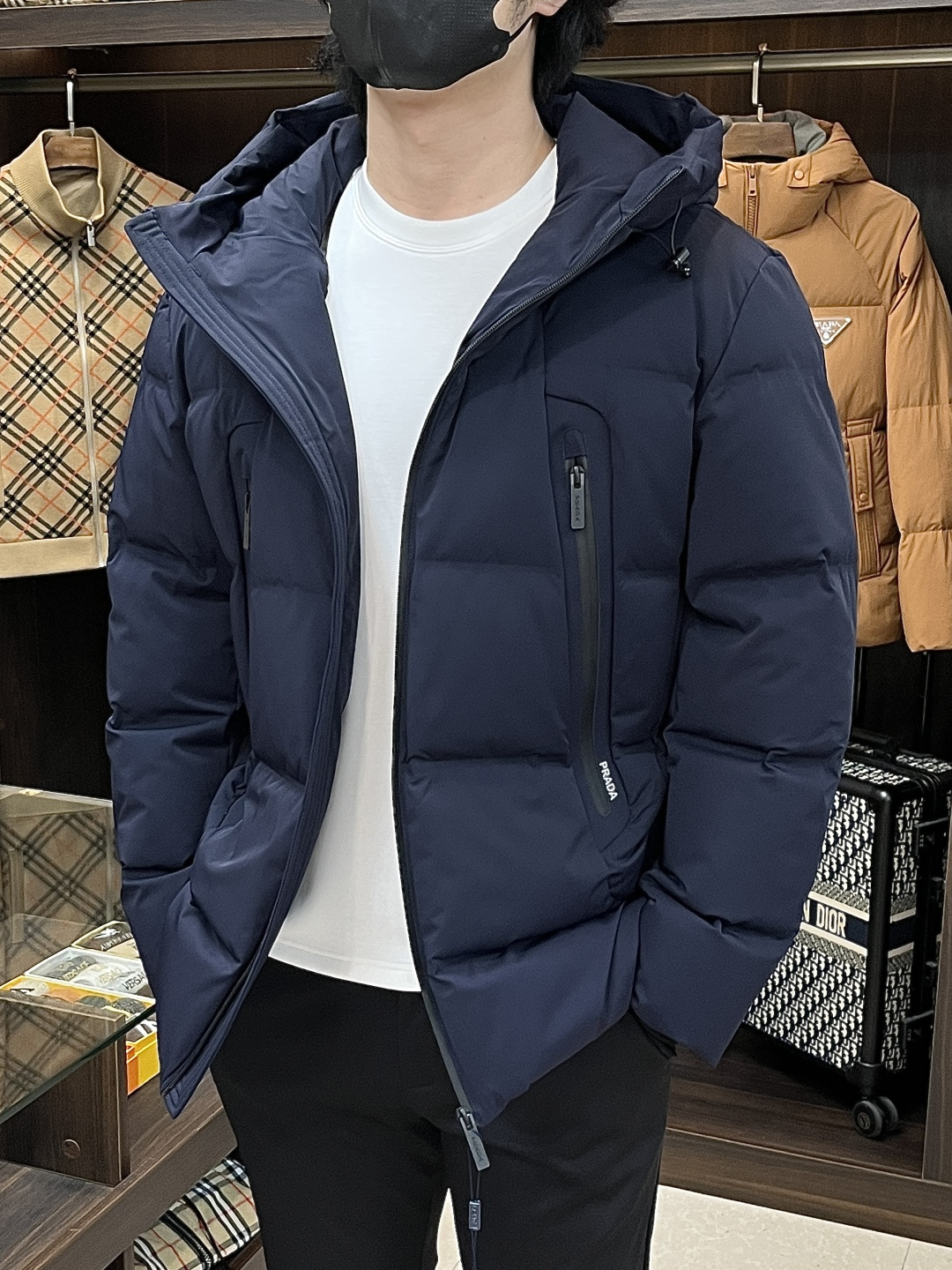 NO:574023,Mainly recommend down Prada 2025 latest fashion designer down jacket Prada hooded down jacket, top light luxury down jacket in winter, hot style down jacket, 90# white goose down filling, double zipper design on the chest, every detail shows craftsmanship, enough advanced structural tailoring design changes to show men's diverse image changes, slim fit, tailoring, to meet the current popular multi-layered wear, versatile style in life!  Color Black Off-white Blue Size M-3XL H2025 new model debut, prada, prada, jackets & coats, down jacket, hats, alexander wang19860909主推羽绒 Prada 2025最新款时尚设计师款羽绒外套普拉达连帽羽绒服,冬季顶级轻奢羽绒服,爆款羽绒服,90#白鹅绒填充,胸前双拉链设计,处处细节显工艺足够的高级结构性剪裁的设计改变来展现男士多样的形象变化,修身利落、剪裁合体,满足时下正流行的多层次穿搭,生活百搭款式！ 颜色黑色 米白 蓝色 码数M-3XL H2025新款首发,,prada,prada,jackets & coats,down jacket,hats,alexander wang,Men's clothing