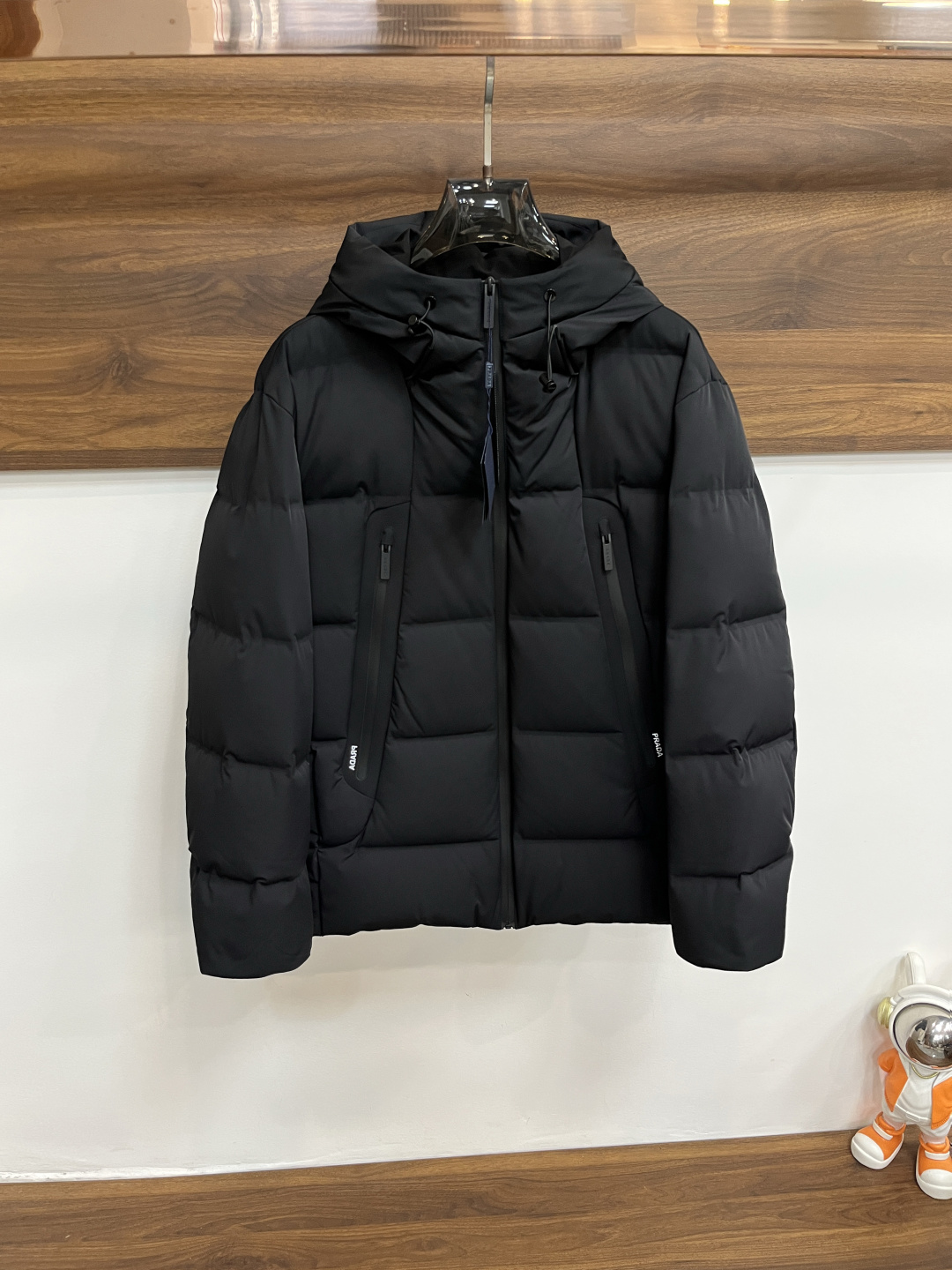 NO:597253,Mainly recommending down Prada's latest fashion designer down jacket Prada hooded down jacket, top-notch luxury down jacket in winter, popular down jacket, 90# white goose down filling, double zipper design on the chest, every detail shows craftsmanship, enough advanced structural tailoring design changes to show men's diverse image changes, slim fit, tailoring, to meet the current popular multi-layered wear, versatile style for life!  Color Black Off-white Blue Size M-3XL H new model debut, prada, prada, jackets & coats, down jacket, hats, alexander wang19860909主推羽绒 Prada 最新款时尚设计师款羽绒外套普拉达连帽羽绒服,冬季顶级轻奢羽绒服,爆款羽绒服,90#白鹅绒填充,胸前双拉链设计,处处细节显工艺足够的高级结构性剪裁的设计改变来展现男士多样的形象变化,修身利落、剪裁合体,满足时下正流行的多层次穿搭,生活百搭款式！ 颜色黑色 米白 蓝色 码数M-3XL H新款首发,,prada,prada,jackets & coats,down jacket,hats,alexander wang,Men's clothing