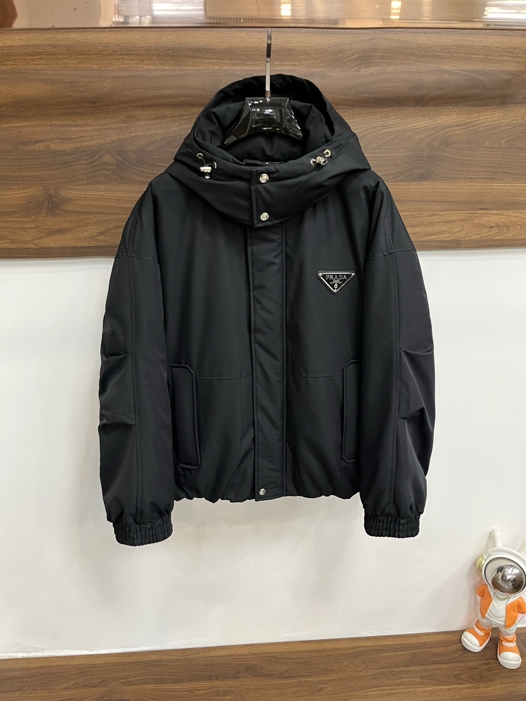 NO:597255,Mainly recommending down, Prada's latest fashion designer down jacket, Prada hooded down jacket, top light luxury down jacket in winter, down jacket with detachable hood, 90# white goose down filling, classic triangle metal logo on the chest, every detail shows craftsmanship, enough advanced structural tailoring design changes to show men's diverse image changes, slim fit, tailoring, to meet the current popular multi-layered outfits, versatile styles for life!  Color black green Size M-3XL H new model debut, prada, prada, jackets & coats, down jacket, hats, alexander wang19860909主推羽绒 Prada 最新款时尚设计师款羽绒外套普拉达连帽羽绒服,冬季顶级轻奢羽绒服,帽可拆爆款羽绒服,90#白鹅绒填充,胸前经典三角金属logo处处细节显工艺足够的高级结构性剪裁的设计改变来展现男士多样的形象变化,修身利落、剪裁合体,满足时下正流行的多层次穿搭,生活百搭款式！ 颜色黑色 绿色 码数M-3XL H新款首发,,prada,prada,jackets & coats,down jacket,hats,alexander wang,Men's clothing