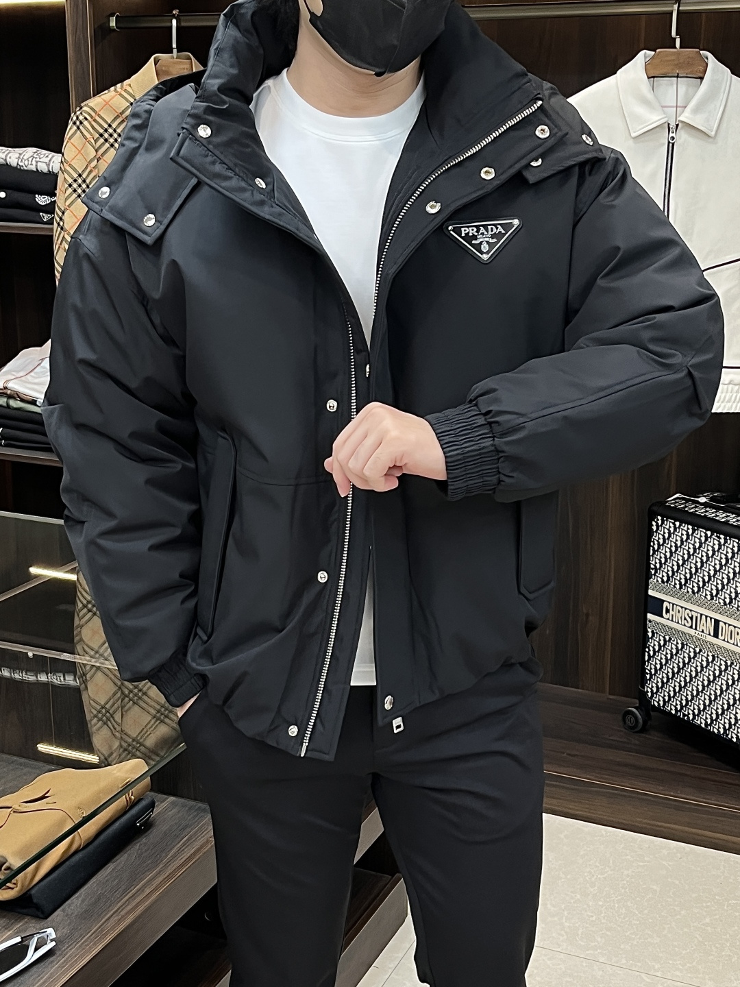 NO:574025,Mainly recommending down Prada 2025 latest fashion designer down jacket Prada hooded down jacket, top light luxury down jacket in winter, down jacket with detachable hood, 90# white goose down filling, classic triangle metal logo on the chest, details everywhere show craftsmanship, enough advanced structural tailoring design changes to show men's diverse image changes, slim fit, tailoring, to meet the current popular multi-layered wear, versatile style in life!  Color black green Size M-3XL H2025 new model debut, prada, prada, jackets & coats, down jacket, hats, alexander wang19860909主推羽绒 Prada 2025最新款时尚设计师款羽绒外套普拉达连帽羽绒服,冬季顶级轻奢羽绒服,帽可拆爆款羽绒服,90#白鹅绒填充,胸前经典三角金属logo处处细节显工艺足够的高级结构性剪裁的设计改变来展现男士多样的形象变化,修身利落、剪裁合体,满足时下正流行的多层次穿搭,生活百搭款式！ 颜色黑色 绿色 码数M-3XL H2025新款首发,,prada,prada,jackets & coats,down jacket,hats,alexander wang,Men's clothing