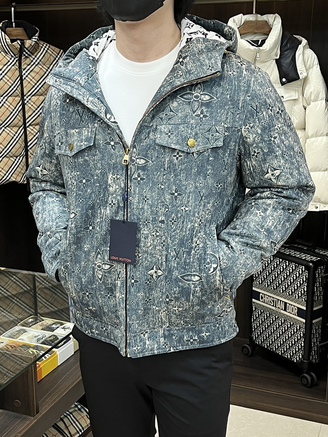 NO:574027,Mainly recommending down LV 2025 latest fashion designer down jackets, donkey brand hooded down jackets, top light luxury down jackets in winter, popular denim jacquard fabric down jackets, 90# white goose down filling, classic triangle metal logo on the chest, details showing craftsmanship, enough advanced structural tailoring design changes to show men's diverse image changes, slim fit, tailoring, to meet the current popular multi-layered outfits, versatile styles in life!  Color single color Size M-3XL H2025 new model debut,,louis vuitton,louis vuitton,jackets & coats,down jacket,hats,alexander wang19860909主推羽绒 LV 2025最新款时尚设计师款羽绒外套驴牌连帽羽绒服,冬季顶级轻奢羽绒服,牛仔提花面料爆款羽绒服,90#白鹅绒填充,胸前经典三角金属logo处处细节显工艺足够的高级结构性剪裁的设计改变来展现男士多样的形象变化,修身利落、剪裁合体,满足时下正流行的多层次穿搭,生活百搭款式！ 颜色单色 码数M-3XL H2025新款首发,,louis vuitton,louis vuitton,jackets & coats,down jacket,hats,alexander wang,Men's clothing