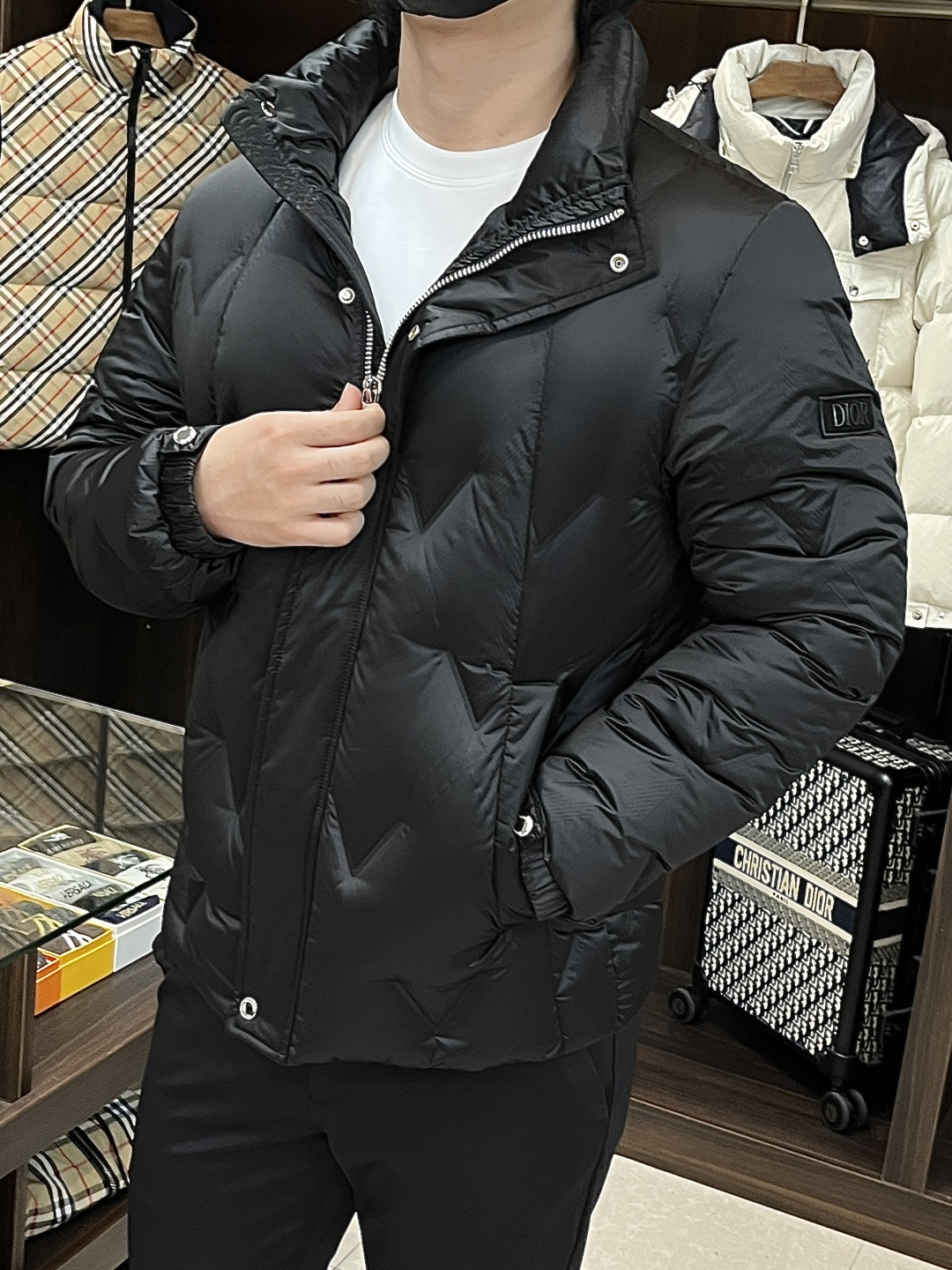 NO:598447,Mainly recommending down Dior's latest fashion designer style down jacket, Dior stand-up collar down jacket, the top light luxury down jacket in winter, popular down jacket, 90# white goose down filling, every detail shows craftsmanship, and the design changes of advanced structural tailoring are enough to show men's diverse image changes, slim and neat, tailored to meet the current popular multi-layered outfits, versatile styles in life!  Color Khaki Blue Black Size M-3XL H new model first release, dior, dior, jackets & coats, down jacket, alexander wang19860909主推羽绒 Dior 最新款时尚设计师款羽绒外套迪奥立领羽绒服,冬季顶级轻奢羽绒服,爆款羽绒服,90#白鹅绒填充,处处细节显工艺足够的高级结构性剪裁的设计改变来展现男士多样的形象变化,修身利落、剪裁合体,满足时下正流行的多层次穿搭,生活百搭款式！ 颜色卡其色 蓝色 黑色 码数M-3XL H新款首发,,dior,dior,jackets & coats,down jacket,alexander wang,Men's clothing