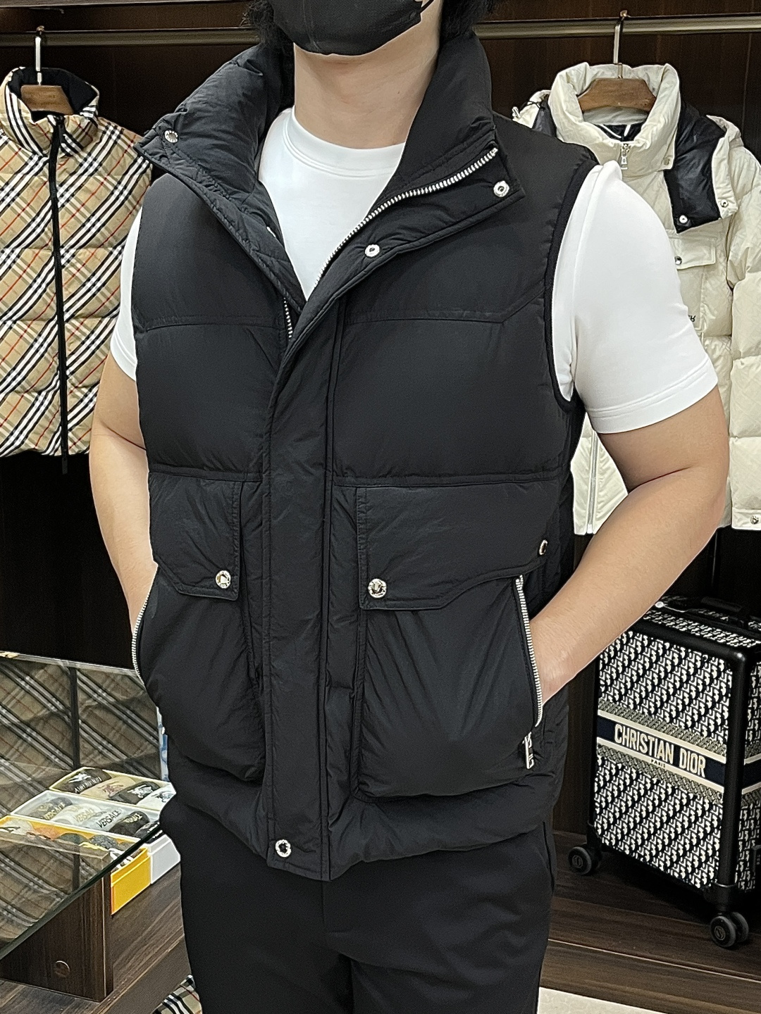 NO:598450,Mainly recommend down Prada's latest fashion designer down jacket Prada stand collar down vest down jacket, top light luxury down jacket in winter, hot style down jacket, 90# white goose down filling, every detail shows craftsmanship, enough advanced structural tailoring design changes to show men's diverse image changes, slim fit, tailoring, to meet the current popular multi-layered wear, versatile style for life!  Color off-white black Size M-3XL H new model debut, prada, prada, jackets & coats, down jacket, alexander wang19860909主推羽绒 Prada 最新款时尚设计师款羽绒外套普拉达立领羽绒马甲羽绒服,冬季顶级轻奢羽绒服,爆款羽绒服,90#白鹅绒填充,处处细节显工艺足够的高级结构性剪裁的设计改变来展现男士多样的形象变化,修身利落、剪裁合体,满足时下正流行的多层次穿搭,生活百搭款式！ 颜色米白 黑色 码数M-3XL H新款首发,,prada,prada,jackets & coats,down jacket,alexander wang,Men's clothing