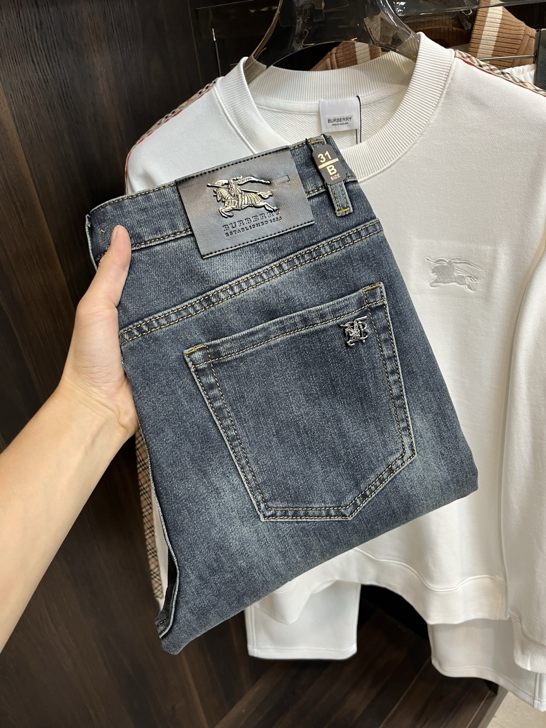 NO:570927,The main recommendation is Burberry, which exclusively provides new trendy men's fashionable casual jeans, high-end European original trousers, trendy fashionable casual trousers, with high breathability and comfort, impeccable details, brand element design concept, reflecting high quality. It presents casual tailoring, and the upper body shape is awesome!  Code number 29-38 (no 35 37) H new model debut,,burberry,burberry,jeans,alexander wang19860909主推 Burberry 巴宝莉 独家专供新款潮男时尚休闲牛仔裤,高端欧版原单裤子,潮流时尚休闲裤子 透气舒适度高,细节无可挑剔,品牌元素设计理念,体现高品质.呈现休闲裁剪,上身版型超赞！ 码数29-38（无35 37） H新款首发,,burberry,burberry,jeans,alexander wang,Men's clothing