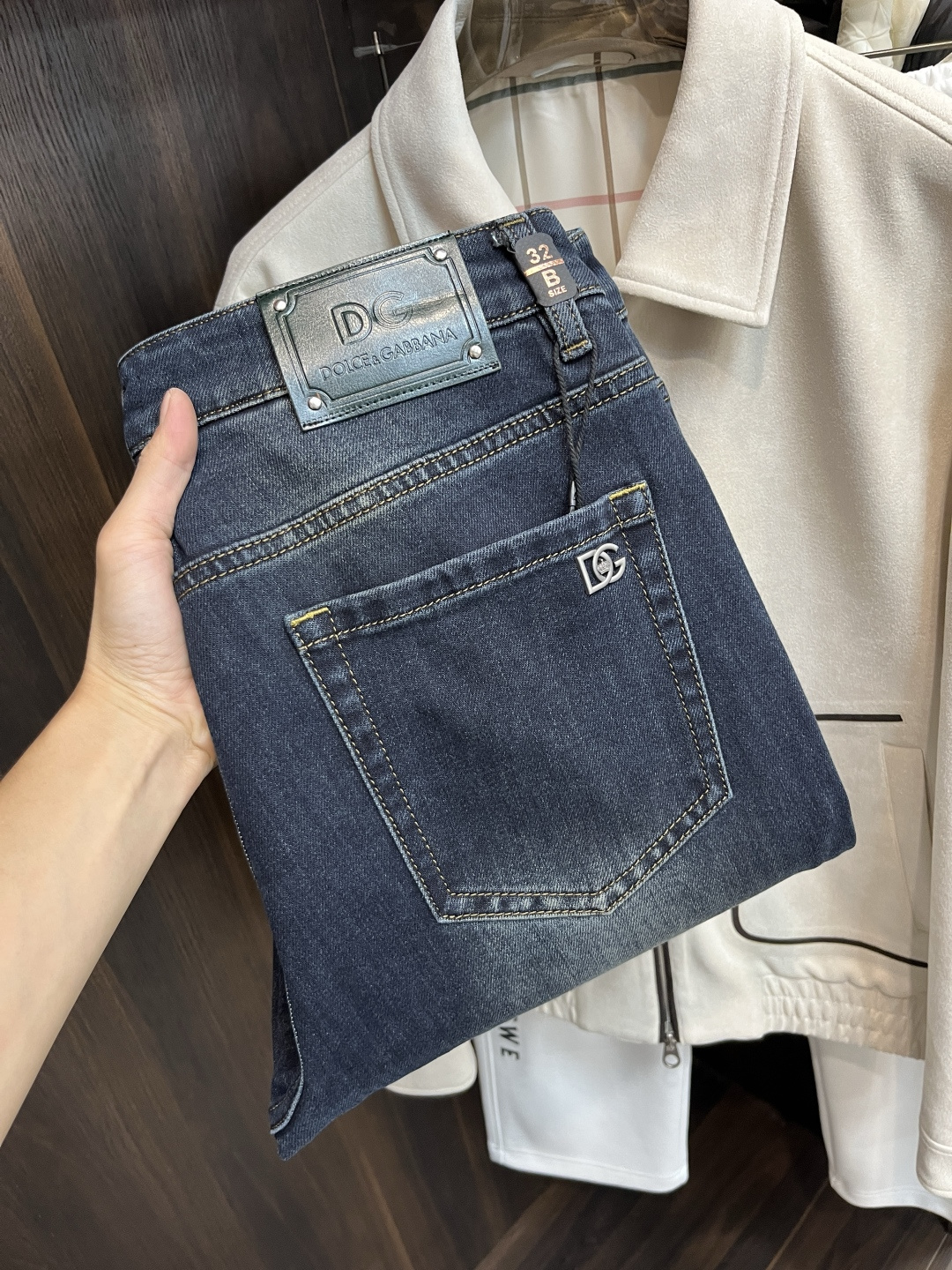 NO:570930,The main recommendation is D&G Dolce & Gabbana, which exclusively provides new trendy men's fashionable casual jeans, high-end European original trousers, trendy fashionable casual trousers, with high breathability and comfort, impeccable details, brand element design concept, reflecting high quality. It presents casual tailoring, and the upper body shape is awesome!  Code number 29-38 (no 35 37) H new model debut,,Dolce&Gabbana,jeans,alexander wang19860909主推 D&G 杜加班纳 独家专供新款潮男时尚休闲牛仔裤,高端欧版原单裤子,潮流时尚休闲裤子 透气舒适度高,细节无可挑剔,品牌元素设计理念,体现高品质.呈现休闲裁剪,上身版型超赞！ 码数29-38（无35 37） H新款首发,,Dolce&Gabbana,jeans,alexander wang,Men's clothing