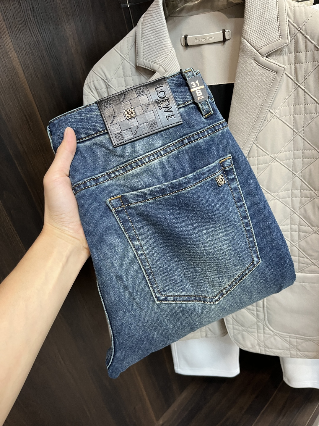 NO:570933,The main recommendation is LOEWE, which exclusively supplies new trendy men's fashionable casual jeans, high-end European original trousers, trendy fashionable casual trousers. It has high breathability and comfort, impeccable details, brand element design concept, and reflects high quality. It presents casual tailoring and the upper body shape is awesome!  Code number 29-38 (no 35 37) H new model debut,,loewe,loewe,jeans,alexander wang19860909主推 LOEWE 罗意威 独家专供新款潮男时尚休闲牛仔裤,高端欧版原单裤子,潮流时尚休闲裤子 透气舒适度高,细节无可挑剔,品牌元素设计理念,体现高品质.呈现休闲裁剪,上身版型超赞！ 码数29-38（无35 37） H新款首发,,loewe,loewe,jeans,alexander wang,Men's clothing