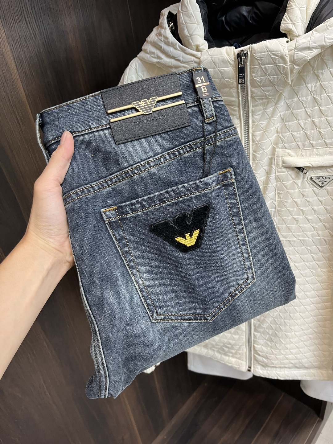 NO:570939,The main recommendation is Armani. Armani exclusively provides new trendy men's fashionable casual jeans, high-end European original trousers, trendy fashionable casual trousers with high breathability and comfort, impeccable details, brand element design concept, reflecting high quality. It presents casual tailoring and the upper body shape is awesome!  Code number 29-38 (no 35 37) H new model debut,,armani,armani,jeans,alexander wang19860909主推 Armani 阿玛尼 独家专供新款潮男时尚休闲牛仔裤,高端欧版原单裤子,潮流时尚休闲裤子 透气舒适度高,细节无可挑剔,品牌元素设计理念,体现高品质.呈现休闲裁剪,上身版型超赞！ 码数29-38（无35 37） H新款首发,,armani,armani,jeans,alexander wang,Men's clothing