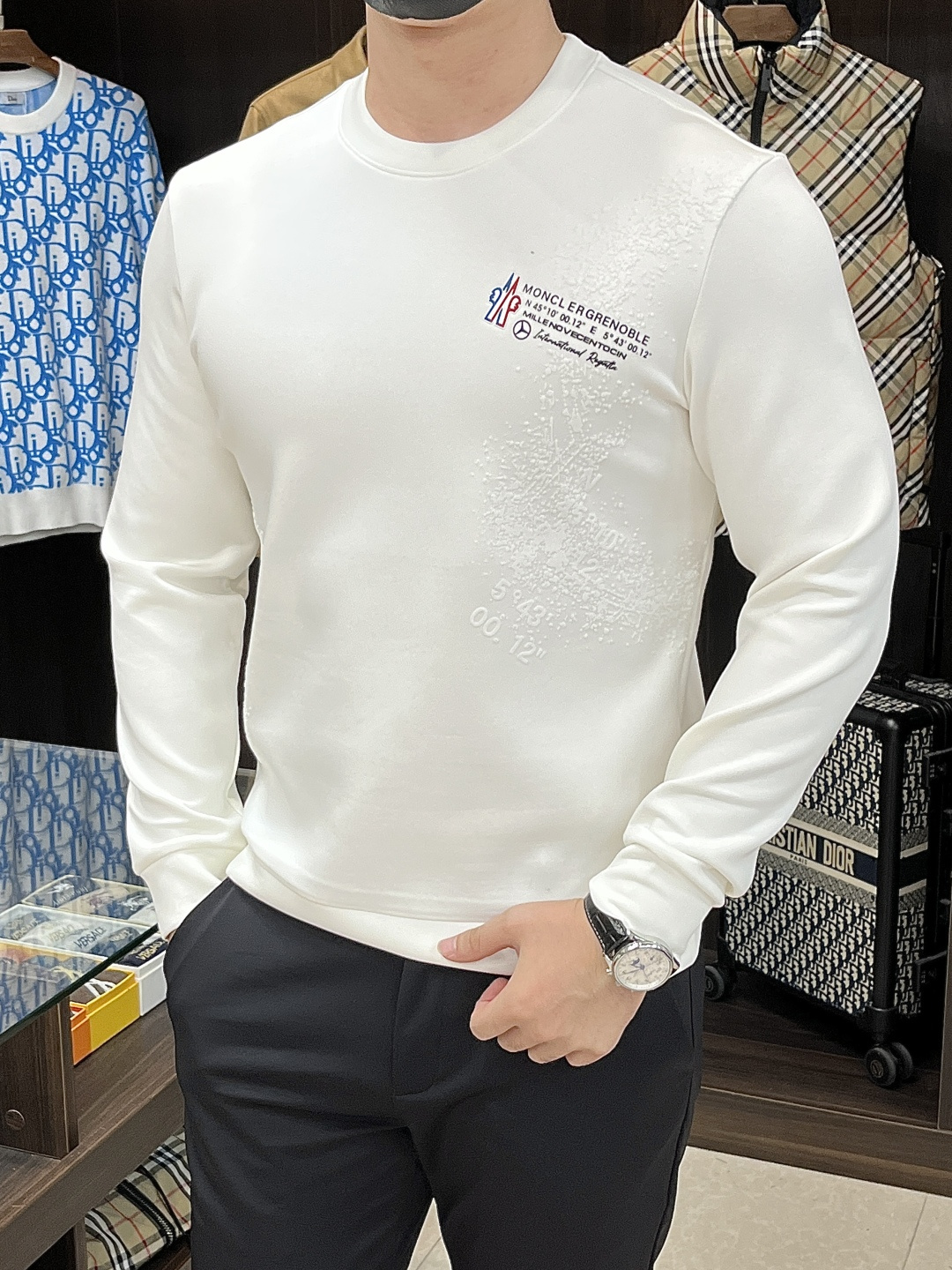 NO:570942,The main recommendation is Moncler's exclusive spring new fashionable casual long-sleeved T-shirt for the mouth. It is a high-end European original T-shirt made of pure cotton fabric. It is trendy, fashionable and casual long-sleeved, with high breathability and comfort. The details are impeccable. The brand element design concept reflects high quality. It presents casual tailoring and the upper body shape is awesome!  Size M-3XL H new model debut,,Moncler,tees,t-shirt,alexander wang19860909主推 Moncler 独家专供春季新款蒙口时尚休闲长袖T恤,纯棉面料原单工艺高端欧版原单T恤,潮流时尚休闲长袖,透气舒适度高,细节无可挑剔,品牌元素设计理念,体现高品质.呈现休闲裁剪,上身版型超赞！ 码数M-3XL H新款首发,,Moncler,tees，t-shirt,alexander wang,Men's clothing