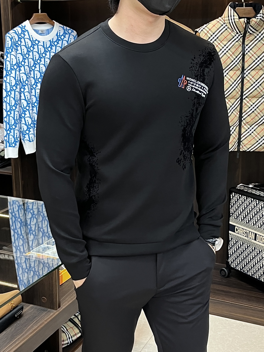 NO:600795,The main recommendation is Moncler's exclusive spring new fashionable casual long-sleeved T-shirt for the mouth. It is a high-end European original T-shirt made of pure cotton fabric. It is trendy, fashionable and casual long-sleeved, with high breathability and comfort. The details are impeccable. The brand element design concept reflects high quality. It presents casual tailoring and the upper body shape is awesome!  Size M-3XL H2025 new model debut,,Moncler,tees,t-shirt,alexander wang19860909主推 Moncler 独家专供春季新款蒙口时尚休闲长袖T恤,纯棉面料原单工艺高端欧版原单T恤,潮流时尚休闲长袖,透气舒适度高,细节无可挑剔,品牌元素设计理念,体现高品质.呈现休闲裁剪,上身版型超赞！ 码数M-3XL H2025新款首发,,Moncler,tees，t-shirt,alexander wang,Men's clothing