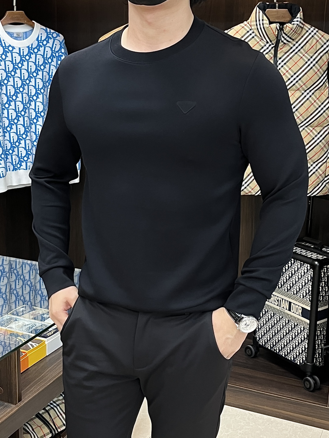 NO:570948,Mainly recommended by Prada. Exclusively for spring new Prada fashionable casual long-sleeved T-shirts. High-end European original T-shirts made of pure cotton fabric. Fashionable and casual long-sleeved, highly breathable and comfortable. Impeccable details. Brand element design concept, reflecting high quality. It presents casual tailoring and the upper body shape is awesome!  Size M-3XL H new model debut, prada, prada, tees, t-shirt, alexander wang19860909主推 Prada 独家专供春季新款普拉达时尚休闲长袖T恤,纯棉面料原单工艺高端欧版原单T恤,潮流时尚休闲长袖,透气舒适度高,细节无可挑剔,品牌元素设计理念,体现高品质.呈现休闲裁剪,上身版型超赞！ 码数M-3XL H新款首发,,prada,prada,tees，t-shirt,alexander wang,Men's clothing