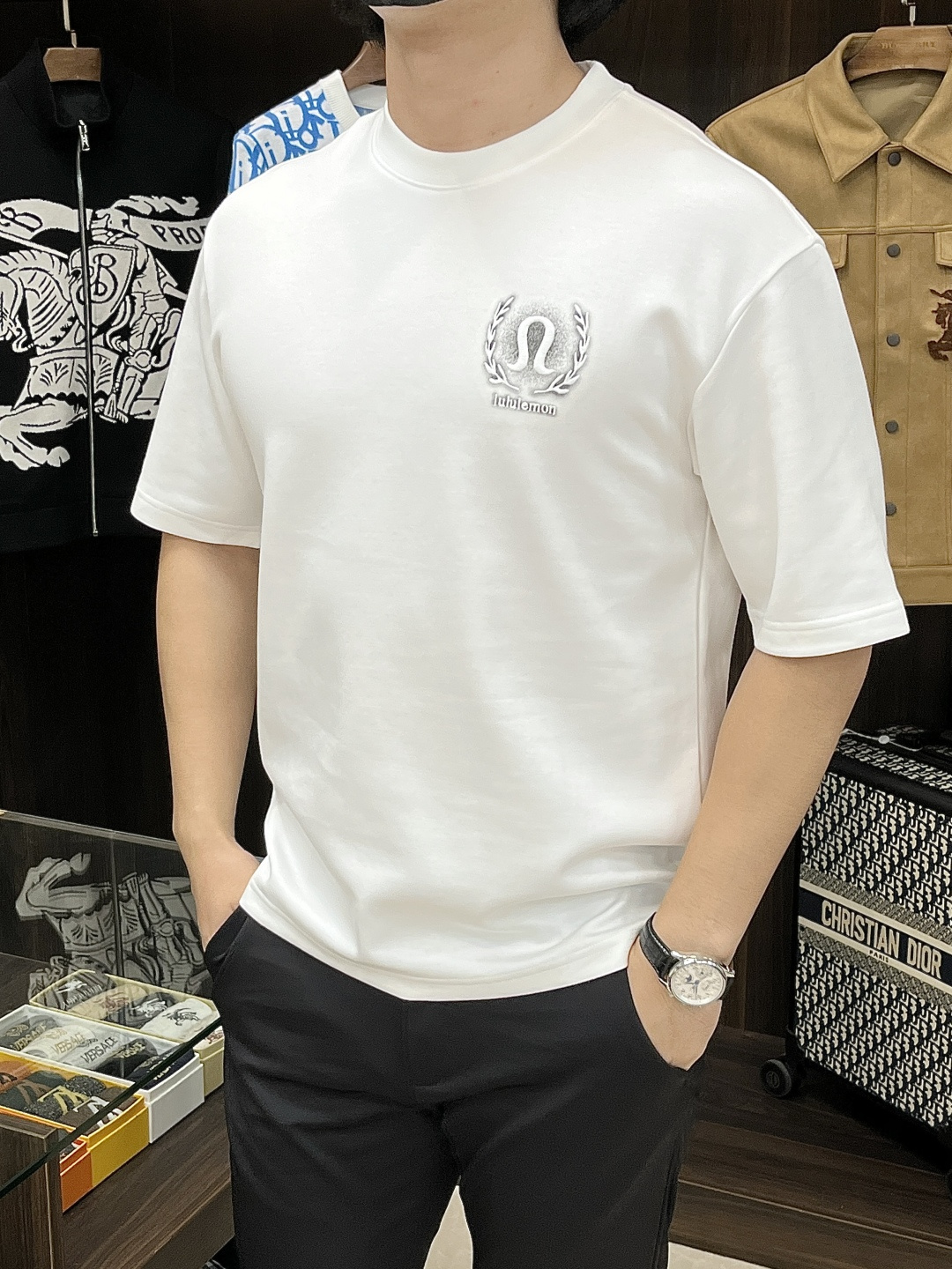 NO:570952,Main recommendation: Lulu Exclusively supplies spring new fashionable casual short-sleeved T-shirts, high-end European original T-shirts with pure cotton fabrics and original craftsmanship, fashionable and casual short-sleeved, highly breathable and comfortable, impeccable details, brand element design concept, reflecting high quality. Presenting casual tailoring, the upper body shape is awesome!  Size M-3XL H new model first release, T-shirt, tees, t-shirt, alexander wang19860909主推 露露 独家专供春季新款时尚休闲短袖T恤,纯棉面料原单工艺高端欧版原单T恤,潮流时尚休闲短袖,透气舒适度高,细节无可挑剔,品牌元素设计理念,体现高品质.呈现休闲裁剪,上身版型超赞！ 码数M-3XL H新款首发,,T-shirt,tees，t-shirt,alexander wang,Men's clothing