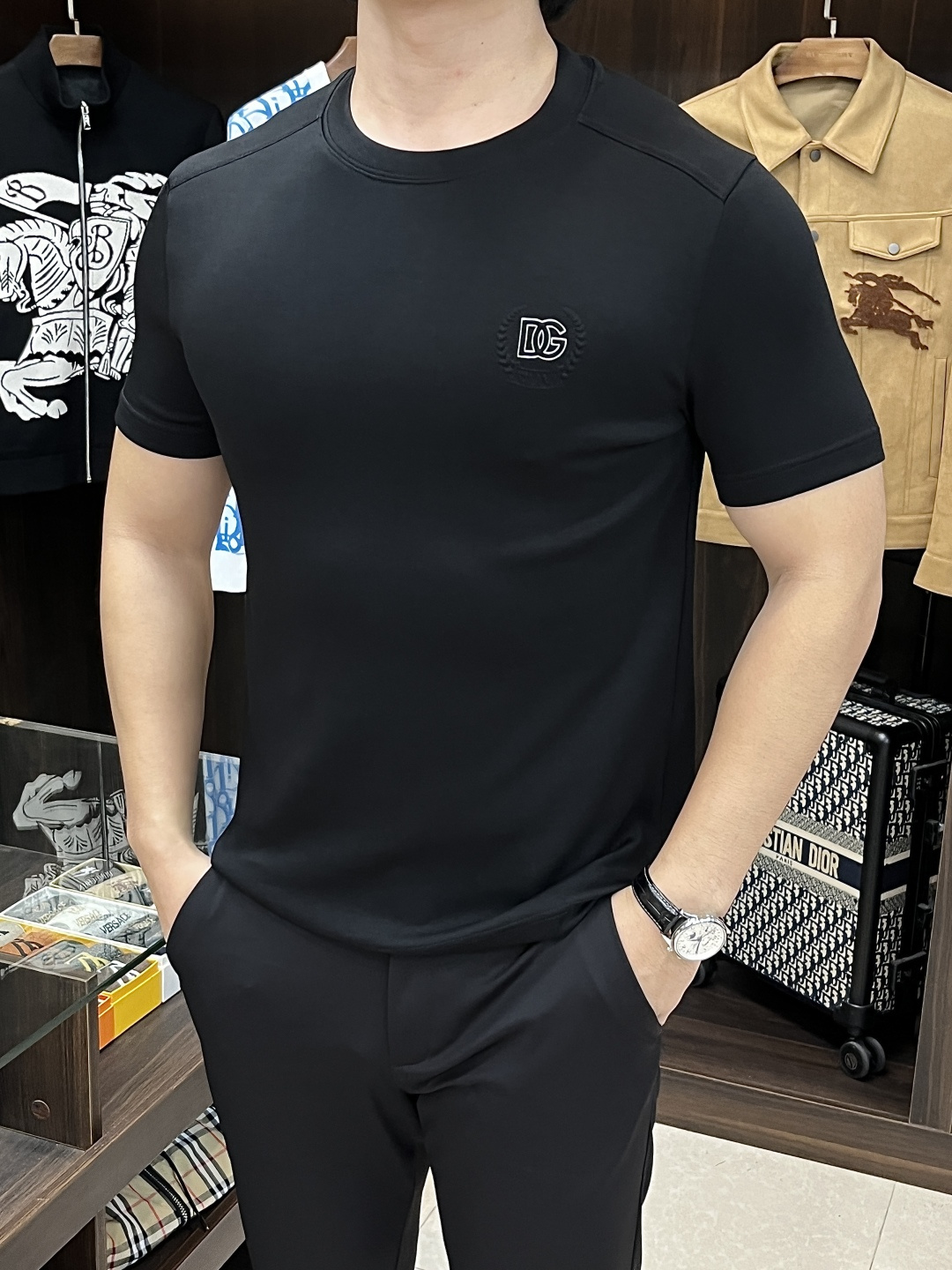 NO:570954,The main recommendation is D&G's exclusive spring new Dolce & Gabbana fashionable casual short-sleeved T-shirt, pure cotton fabric original single craft high-end European original single T-shirt, trendy fashionable casual short-sleeved, high breathability and comfort, impeccable details, brand element design concept, reflecting high quality. Presenting casual tailoring, the upper body shape is awesome!  Size M-3XL H new model debut,,Dolce&Gabbana,Dolce&Gabbana,T-shirt,tees,t-shirt,alexander wang19860909主推 D&G 独家专供春季新款杜嘉班纳时尚休闲短袖T恤,纯棉面料原单工艺高端欧版原单T恤,潮流时尚休闲短袖,透气舒适度高,细节无可挑剔,品牌元素设计理念,体现高品质.呈现休闲裁剪,上身版型超赞！ 码数M-3XL H新款首发,,Dolce&Gabbana,Dolce&Gabbana,T-shirt,tees，t-shirt,alexander wang,Men's clothing