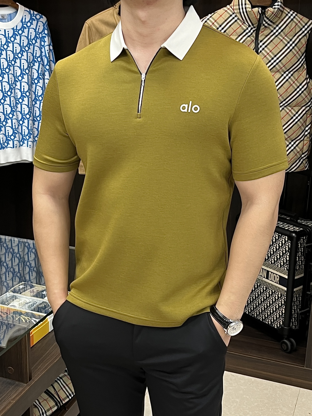 NO:570958,Mainly recommend alo's exclusive spring new fashion casual lapel short-sleeved T-shirt, pure cotton fabric original single workmanship high-end European original single T-shirt, trendy fashion casual short-sleeved, high breathability and comfort, impeccable details, brand element design concept, reflecting high quality. Presenting casual tailoring, the upper body shape is awesome!  Size M-3XL H new model first release, T-shirt, tees, t-shirt, alexander wang19860909主推 alo 独家专供春季新款时尚休闲翻领短袖T恤,纯棉面料原单工艺高端欧版原单T恤,潮流时尚休闲短袖,透气舒适度高,细节无可挑剔,品牌元素设计理念,体现高品质.呈现休闲裁剪,上身版型超赞！ 码数M-3XL H新款首发,,T-shirt,tees，t-shirt,alexander wang,Men's clothing
