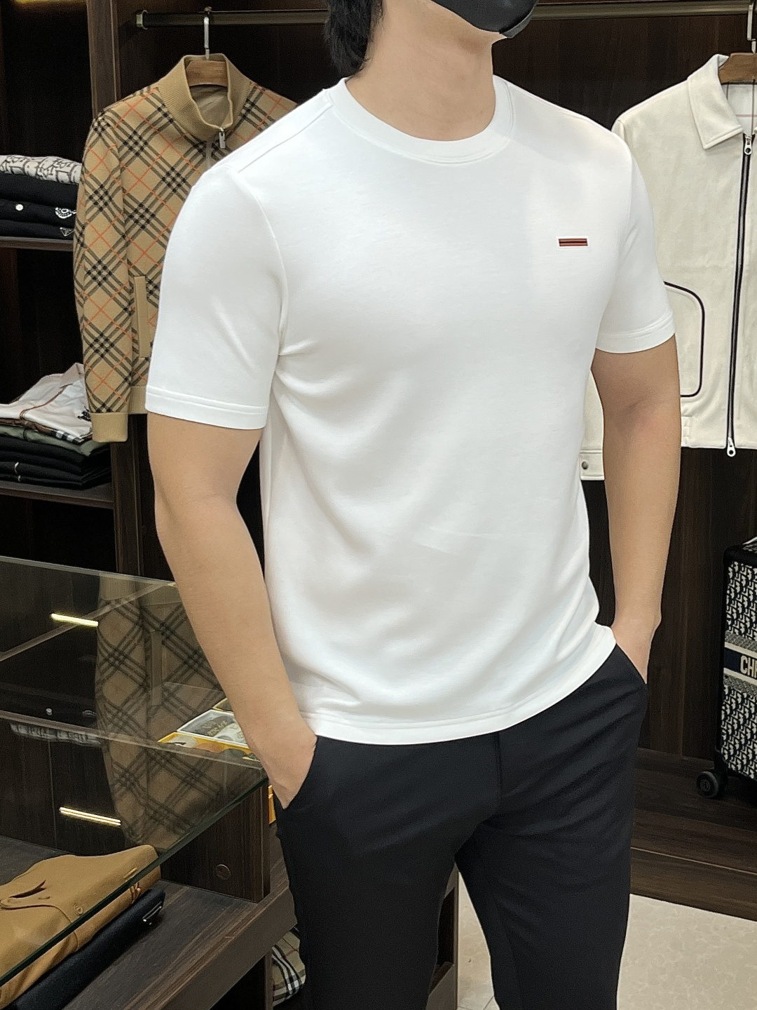 NO:570962,The main recommendation is Zegna's exclusive spring new Zegna fashionable casual round neck short-sleeved T-shirt, pure cotton fabric original single craft high-end European original single T-shirt, trendy fashion casual short-sleeved, high breathability and comfort, impeccable details, brand element design concept, reflecting high quality. Presenting casual tailoring, the upper body shape is awesome!  Size M-3XL H new model debut,,zegna,T-shirt,tees,t-shirt,alexander wang19860909主推 Zegna 独家专供春季新款杰尼亚时尚休闲圆领短袖T恤,纯棉面料原单工艺高端欧版原单T恤,潮流时尚休闲短袖,透气舒适度高,细节无可挑剔,品牌元素设计理念,体现高品质.呈现休闲裁剪,上身版型超赞！ 码数M-3XL H新款首发,,zegna,T-shirt,tees，t-shirt,alexander wang,Men's clothing