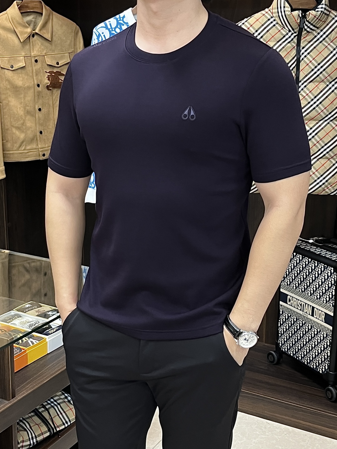 NO:570966,The main recommendation is Moncler's exclusive spring new fashionable casual lapel short-sleeved T-shirt, pure cotton fabric original single craftsmanship high-end European original single T-shirt, trendy fashion casual short-sleeved, high breathability and comfort, impeccable details, brand element design concept, reflecting high quality. Presenting casual tailoring, the upper body shape is awesome!  Size M-3XL H new model debut,,Moncler,T-shirt,tees,t-shirt,alexander wang19860909主推 Moncler 独家专供春季新款蒙口时尚休闲翻领短袖T恤,纯棉面料原单工艺高端欧版原单T恤,潮流时尚休闲短袖,透气舒适度高,细节无可挑剔,品牌元素设计理念,体现高品质.呈现休闲裁剪,上身版型超赞！ 码数M-3XL H新款首发,,Moncler,T-shirt,tees，t-shirt,alexander wang,Men's clothing