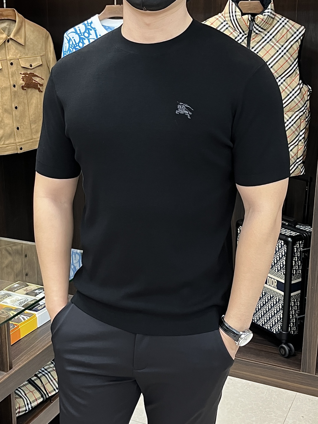 NO:570968,Mainly recommended by Burberry. Exclusively for the spring new Burberry fashionable casual round neck short-sleeved T-shirt, pure cotton fabric original single craft high-end European original single T-shirt, trendy fashion casual short-sleeved, high breathability and comfort, impeccable details, brand element design concept, reflecting high quality. Presenting casual tailoring, the upper body shape is awesome!  Size M-3XL H new model first release,,burberry,burberry,T-shirt,tees,t-shirt,alexander wang19860909主推 Burberry 独家专供春季新款巴宝莉时尚休闲圆领短袖T恤,纯棉面料原单工艺高端欧版原单T恤,潮流时尚休闲短袖,透气舒适度高,细节无可挑剔,品牌元素设计理念,体现高品质.呈现休闲裁剪,上身版型超赞！ 码数M-3XL H新款首发,,burberry,burberry,T-shirt,tees，t-shirt,alexander wang,Men's clothing