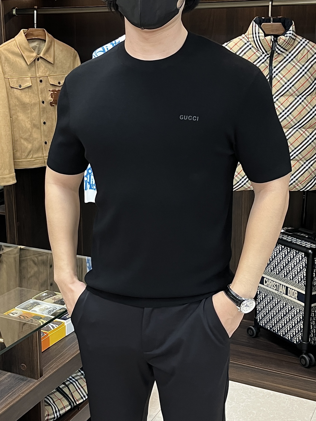 NO:570970,The main recommendation is Gucci's exclusive spring new Gucci fashionable and casual round neck short-sleeved T-shirt, pure cotton fabric original single craft high-end European original single T-shirt, trendy fashion casual short-sleeved, high breathability and comfort, impeccable details, brand element design concept, reflecting high quality. Presenting casual tailoring, the upper body shape is awesome!  Size M-3XL H new model first release,,gucci,gucci,T-shirt,tees,t-shirt,alexander wang19860909主推 Gucci 独家专供春季新款古驰时尚休闲圆领短袖T恤,纯棉面料原单工艺高端欧版原单T恤,潮流时尚休闲短袖,透气舒适度高,细节无可挑剔,品牌元素设计理念,体现高品质.呈现休闲裁剪,上身版型超赞！ 码数M-3XL H新款首发,,gucci,gucci,T-shirt,tees，t-shirt,alexander wang,Men's clothing