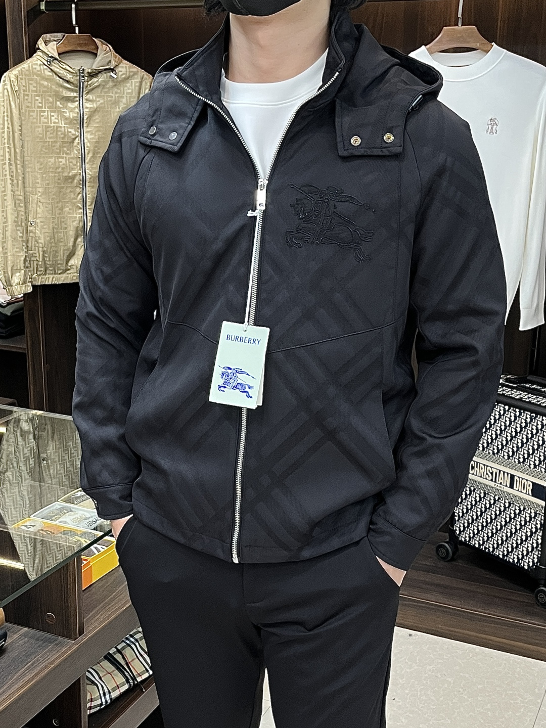 NO:570953,The main recommendation is Burberry ss early autumn new release Burberry hooded jacket, autumn hot-selling jacket with war horse embroidery on the chest. Wearing it makes you feel comfortable and slim, lazy and casual, combined with clean and simple colors, it is particularly eye-catching and suitable for daily wear~ We are launching sports items decorated with vibrant prints!  Size M-3XL Color Black Complete with three standards Next day shipping H new model first release,,burberry,burberry,jackets & coats,jackets & coats,hats,alexander wang19860909主推 Burberry ss早秋新款发布巴宝莉连帽夹克外套,秋季爆款胸口字母战马刺绣夹克,穿上就是舒适自在又显瘦的存在,慵懒而随性,结合干净简单的色系就特别耐看,适合日常穿着~倾情推出缀饰活力印花的运动单品！ 尺码M-3XL 颜色 黑色 三标齐全 隔天出货 H新款首发,,burberry,burberry,jackets & coats,jackets & coats,hats,alexander wang,Men's clothing