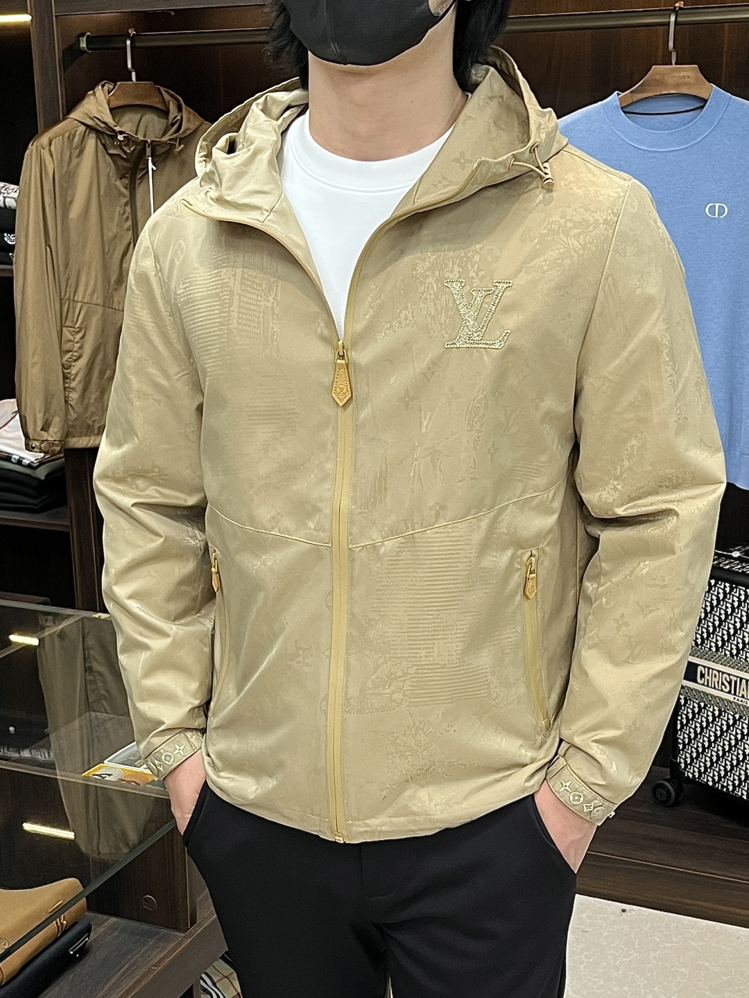 NO:570955,Mainly recommend LV ss early autumn new release donkey brand hooded jacket, autumn hot-selling jacket with letter embroidery on the chest. Wearing it makes you feel comfortable and slim, lazy and casual, combined with clean and simple colors, it is particularly eye-catching and suitable for daily wear ~ We are launching sports items decorated with vibrant prints!  Size M-3XL Color Black Yellow Complete three standards Shipping next day H new model first release,,louis vuitton,louis vuitton,jackets & coats,jackets & coats,hats,alexander wang19860909主推 LV ss早秋新款发布驴牌连帽夹克外套,秋季爆款胸口字母刺绣夹克,穿上就是舒适自在又显瘦的存在,慵懒而随性,结合干净简单的色系就特别耐看,适合日常穿着~倾情推出缀饰活力印花的运动单品！ 尺码M-3XL 颜色 黑色 黄色 三标齐全 隔天出货 H新款首发,,louis vuitton,louis vuitton,jackets & coats,jackets & coats,hats,alexander wang,Men's clothing