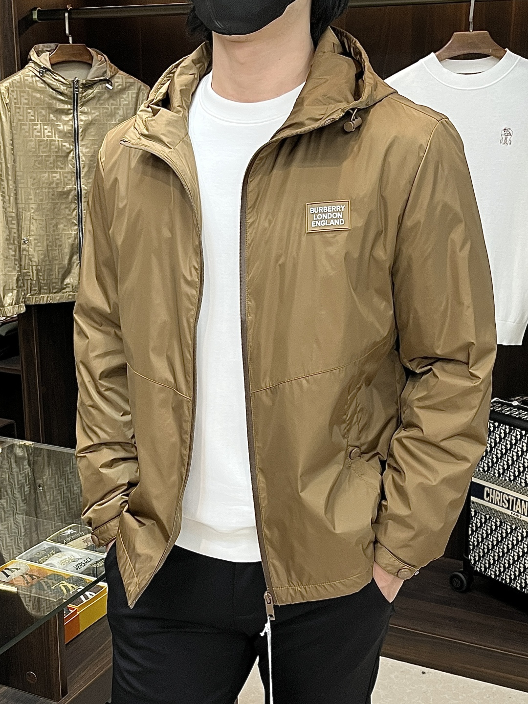 NO:570957,The main recommendation is Burberry ss early autumn new release Burberry hooded jacket, autumn popular jacket with letter embroidery on the chest. Wearing it makes you feel comfortable and slim, lazy and casual, combined with clean and simple colors, it is particularly eye-catching and suitable for daily wear~ We are launching sports items decorated with vibrant prints!  Size M-3XL Color Black Yellow Complete three standards Shipping next day H new model first release,,burberry,burberry,jackets & coats,jackets & coats,hats,alexander wang19860909主推 Burberry ss早秋新款发布巴宝莉连帽夹克外套,秋季爆款胸口字母刺绣夹克,穿上就是舒适自在又显瘦的存在,慵懒而随性,结合干净简单的色系就特别耐看,适合日常穿着~倾情推出缀饰活力印花的运动单品！ 尺码M-3XL 颜色 黑色 黄色 三标齐全 隔天出货 H新款首发,,burberry,burberry,jackets & coats,jackets & coats,hats,alexander wang,Men's clothing