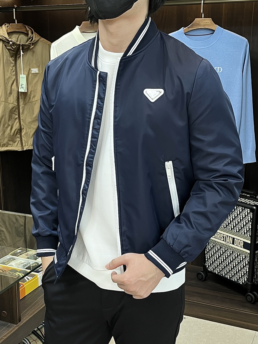 NO:570959,The main recommendation for Prada ss early autumn is to release the Prada baseball collar jacket and autumn hot-selling jacket with letter embroidery on the chest. Wearing it makes you feel comfortable and slim, lazy and casual, combined with clean and simple colors, it is particularly attractive and suitable for daily wear ~ We are launching sports items decorated with vibrant prints!  Size M-3XL Color Black Blue Complete three standards Shipping next day H new model debut, prada, prada, jackets & coats, jackets & coats, alexander wang19860909主推 Prada ss早秋新款发布普拉达棒球领夹克外套,秋季爆款胸口字母刺绣夹克,穿上就是舒适自在又显瘦的存在,慵懒而随性,结合干净简单的色系就特别耐看,适合日常穿着~倾情推出缀饰活力印花的运动单品！ 尺码M-3XL 颜色 黑色 蓝色 三标齐全 隔天出货 H新款首发,,prada,prada,jackets & coats,jackets & coats,alexander wang,Men's clothing