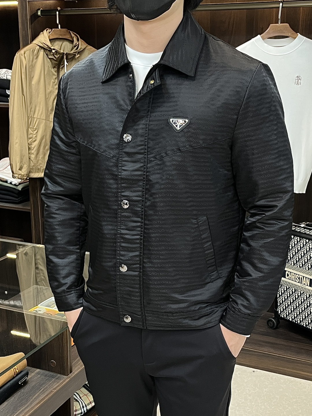 NO:570963,The main recommendation is Prada ss early autumn new release Prada lapel jacket, autumn hot style jacket with letter embroidery on the chest. Wearing it makes you feel comfortable and slim, lazy and casual, combined with clean and simple colors, it is particularly eye-catching and suitable for daily wear ~ We are launching sports items decorated with vibrant prints!  Size M-3XL Color Black White Complete three standards Shipping next day H new model debut, prada, prada, jackets & coats, jackets & coats, alexander wang19860909主推 Prada ss早秋新款发布普拉达翻领夹克外套,秋季爆款胸口字母刺绣夹克,穿上就是舒适自在又显瘦的存在,慵懒而随性,结合干净简单的色系就特别耐看,适合日常穿着~倾情推出缀饰活力印花的运动单品！ 尺码M-3XL 颜色 黑色 白色 三标齐全 隔天出货 H新款首发,,prada,prada,jackets & coats,jackets & coats,alexander wang,Men's clothing