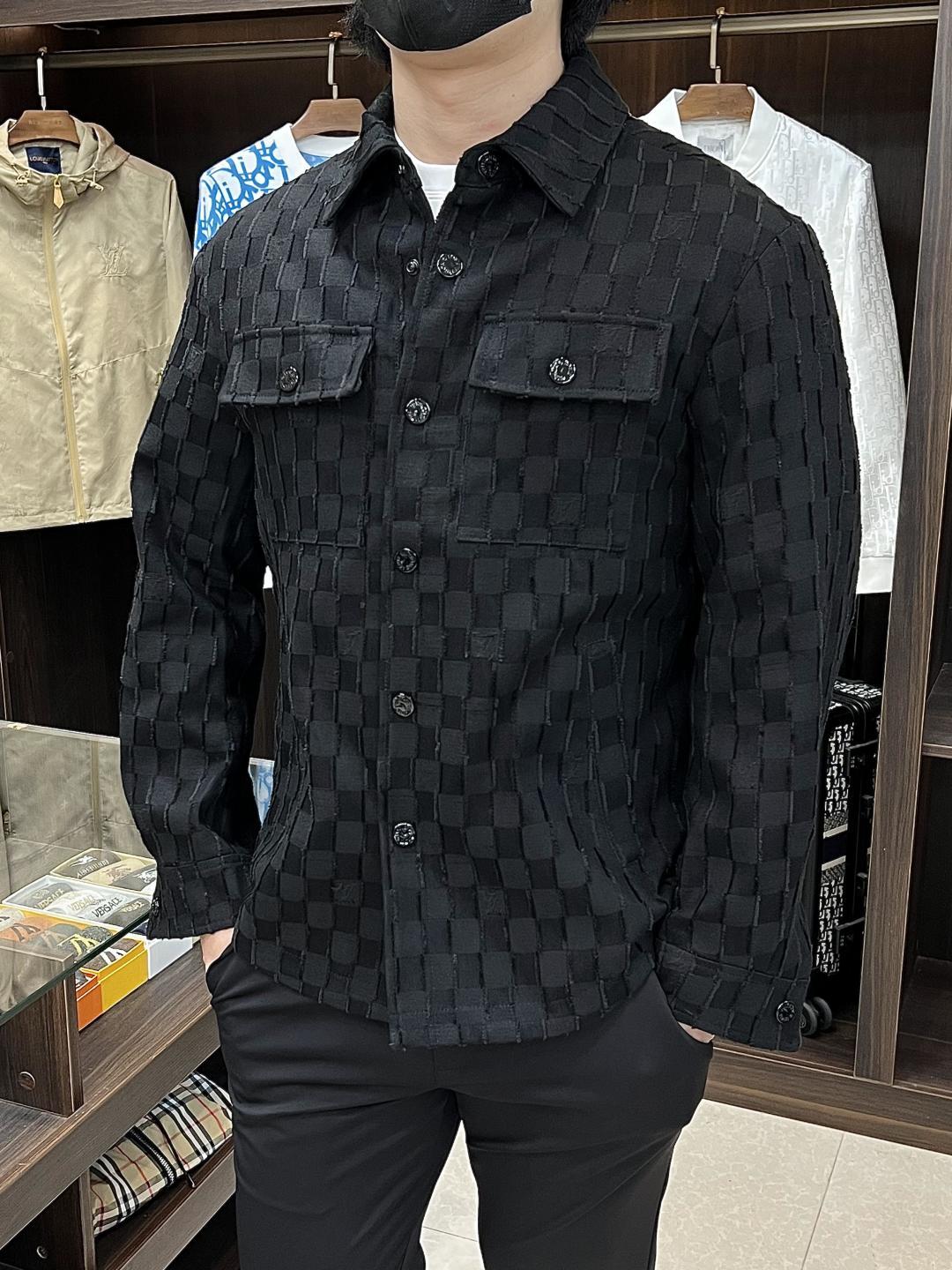 NO:570965,Mainly recommend LV ss early autumn new release donkey brand lapel jacket, autumn hot style jacket with letter embroidery on the chest. Wearing it makes you feel comfortable and slim, lazy and casual, combined with clean and simple colors, it is particularly eye-catching and suitable for daily wear~ We are launching sports items decorated with vibrant prints!  Size M-3XL Color Black Complete with three standards Shipping next day H new model first release,,louis vuitton,louis vuitton,jackets & coats,jackets & coats,alexander wang19860909主推 LV ss早秋新款发布驴牌翻领夹克外套,秋季爆款胸口字母刺绣夹克,穿上就是舒适自在又显瘦的存在,慵懒而随性,结合干净简单的色系就特别耐看,适合日常穿着~倾情推出缀饰活力印花的运动单品！ 尺码M-3XL 颜色 黑色 三标齐全 隔天出货 H新款首发,,louis vuitton,louis vuitton,jackets & coats,jackets & coats,alexander wang,Men's clothing