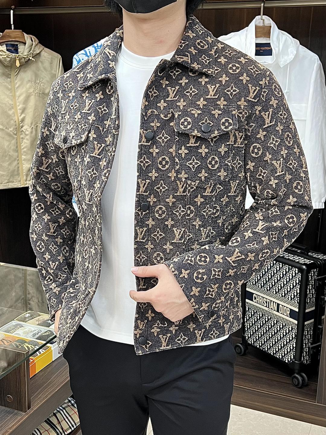 NO:570969,The main recommendation for LV ss in early autumn is the donkey brand lapel jacket and the popular autumn letter jacquard jacket. Wearing it makes you feel comfortable and slim, lazy and casual, combined with clean and simple colors, it is particularly eye-catching and suitable for daily wear~ We are launching sports items decorated with vibrant prints!  Size M-3XL Color Black Brown Complete with three standards Shipping next day H new model debut,,louis vuitton,louis vuitton,jackets & coats,jackets & coats,alexander wang19860909主推 LV ss早秋新款发布驴牌翻领夹克外套,秋季爆款字母提花夹克,穿上就是舒适自在又显瘦的存在,慵懒而随性,结合干净简单的色系就特别耐看,适合日常穿着~倾情推出缀饰活力印花的运动单品！ 尺码M-3XL 颜色 黑色 咖色 三标齐全 隔天出货 H新款首发,,louis vuitton,louis vuitton,jackets & coats,jackets & coats,alexander wang,Men's clothing