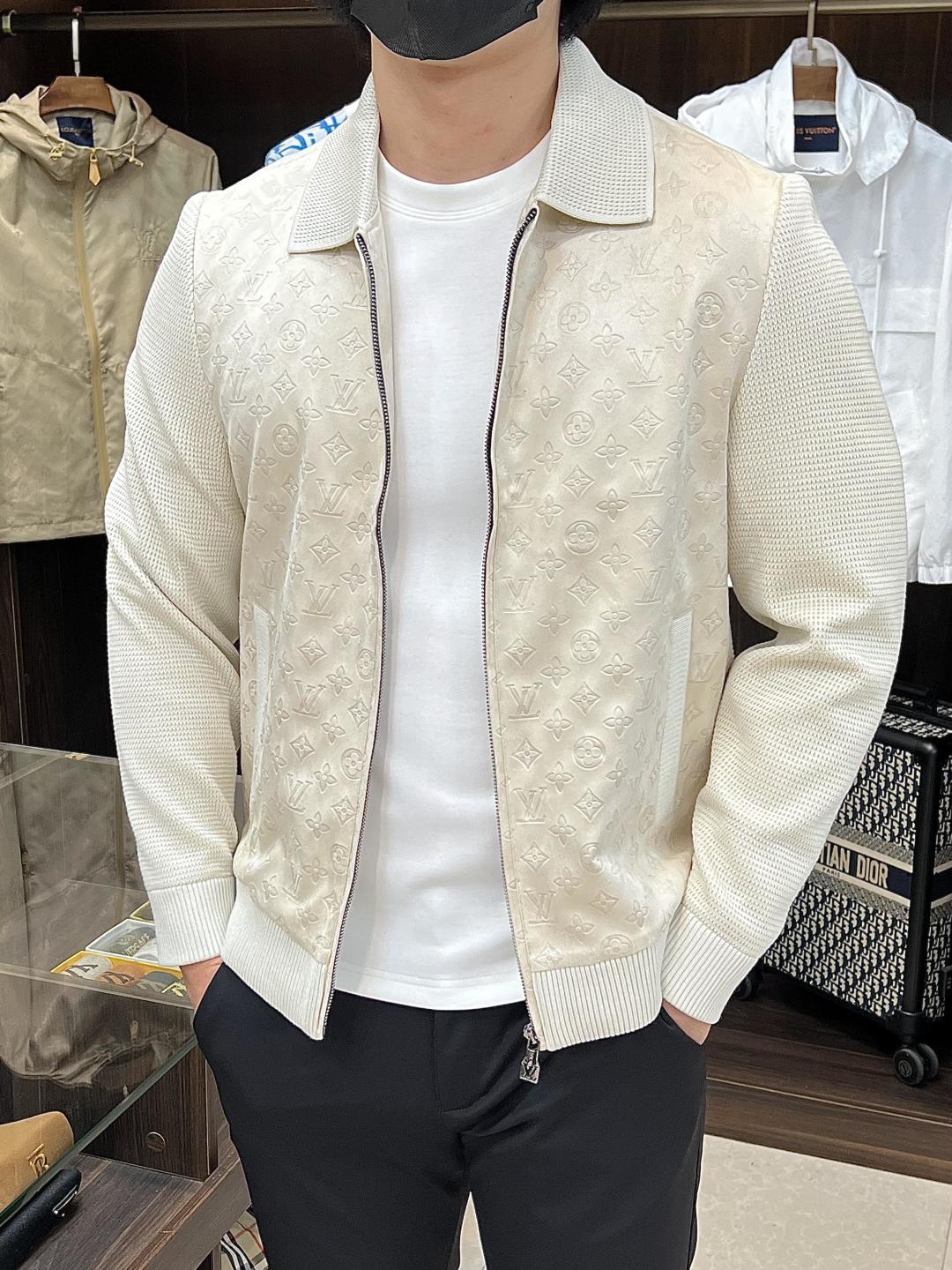 NO:570971,The main recommendation for LV ss in early autumn is the donkey brand lapel jacket and the popular autumn letter jacquard jacket. Wearing it makes you feel comfortable and slim, lazy and casual, combined with clean and simple colors, it is particularly eye-catching and suitable for daily wear~ We are launching sports items decorated with vibrant prints!  Size M-3XL Color Black Beige Complete three standards Shipping next day H new model debut,,louis vuitton,louis vuitton,jackets & coats,jackets & coats,alexander wang19860909主推 LV ss早秋新款发布驴牌翻领夹克外套,秋季爆款字母提花夹克,穿上就是舒适自在又显瘦的存在,慵懒而随性,结合干净简单的色系就特别耐看,适合日常穿着~倾情推出缀饰活力印花的运动单品！ 尺码M-3XL 颜色 黑色 米白 三标齐全 隔天出货 H新款首发,,louis vuitton,louis vuitton,jackets & coats,jackets & coats,alexander wang,Men's clothing