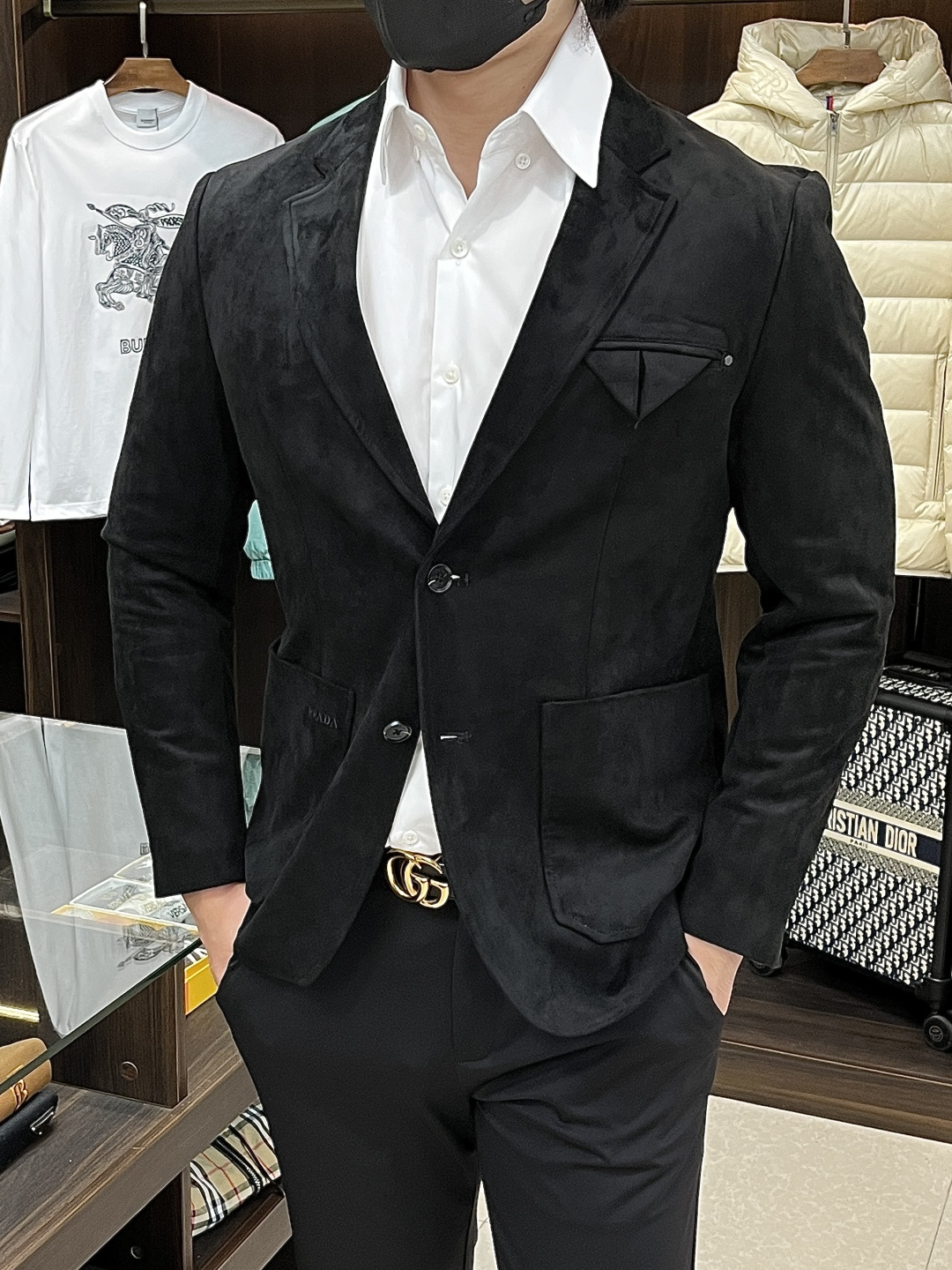 NO:570993,The main recommendation is Prada ss early autumn new release Prada blazer jacket, autumn hot suede blazer jacket, classic war horse logo embroidered singlet on the chest. Wearing it makes you feel comfortable and slim, lazy and casual, combined with clean and simple colors, it is particularly eye-catching and suitable for daily wear~ We are launching sports items embellished with vibrant prints!  Sizes M-3XL, complete with three standards, shipped next day, color black, brown, gray H new model first release,, prada, prada, jackets & coats, jackets & coats, business suit, chamois leather, alexander wang19860909主推 Prada ss早秋新款发布普拉达西装夹克外套,秋季爆款麂皮绒西装夹克外套,胸前经典战马logo刺绣款单西,穿上就是舒适自在又显瘦的存在,慵懒而随性,结合干净简单的色系就特别耐看,适合日常穿着~倾情推出缀饰活力印花的运动单品！ 尺码M-3XL 三标齐全 隔天出货 颜色黑色 棕色 灰色 H新款首发,,prada,prada,jackets & coats,jackets & coats,business suit,chamois leather,alexander wang,Men's clothing