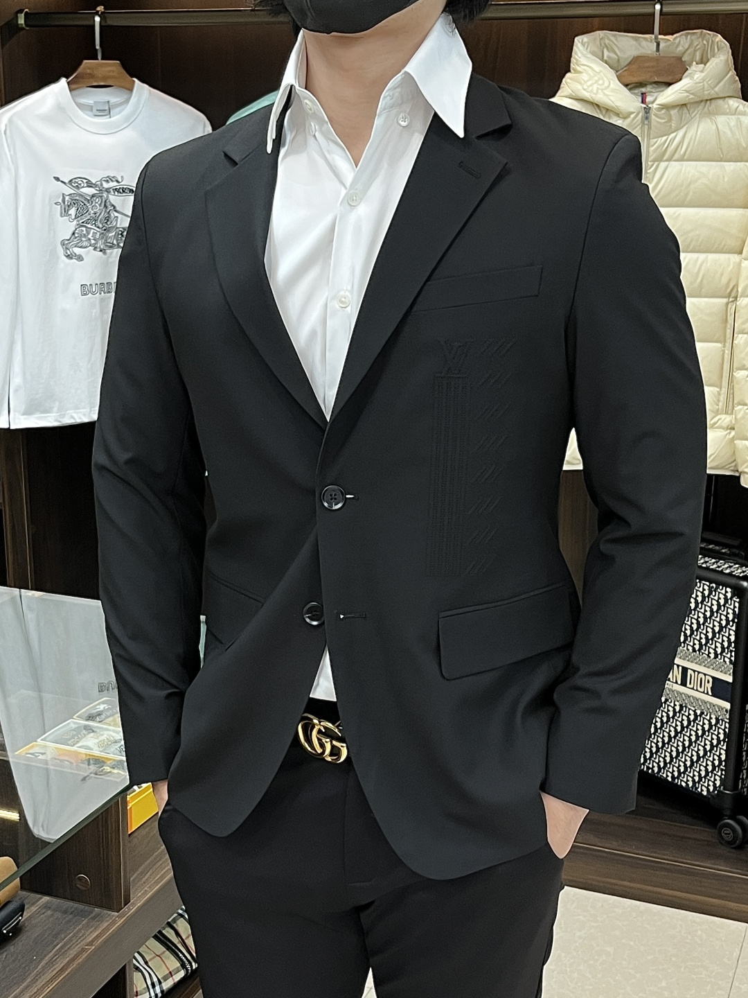 NO:570999,Mainly recommend LV 2025ss early autumn new release LV blazer jackets, autumn hot blazer jackets, classic LOGO embroidery embroidered singles on the chest. Wearing it makes you feel comfortable and slim, lazy and casual, combined with clean and simple colors, it is particularly attractive and suitable for daily wear ~ We are launching sports items decorated with vibrant prints!  Sizes M-3XL, complete with three standards, shipped next day, color black, gray H2025 new model debut,,louis vuitton,jackets & coats,jackets & coats,business suit,alexander wang19860909主推 LV 2025ss早秋新款发布LV西装夹克外套,秋季爆款西装夹克外套,胸前经典LOGO刺绣刺绣款单西,穿上就是舒适自在又显瘦的存在,慵懒而随性,结合干净简单的色系就特别耐看,适合日常穿着~倾情推出缀饰活力印花的运动单品！ 尺码M-3XL 三标齐全 隔天出货 颜色黑色 灰色 H2025新款首发,,louis vuitton,jackets & coats,jackets & coats,business suit,alexander wang,Men's clothing