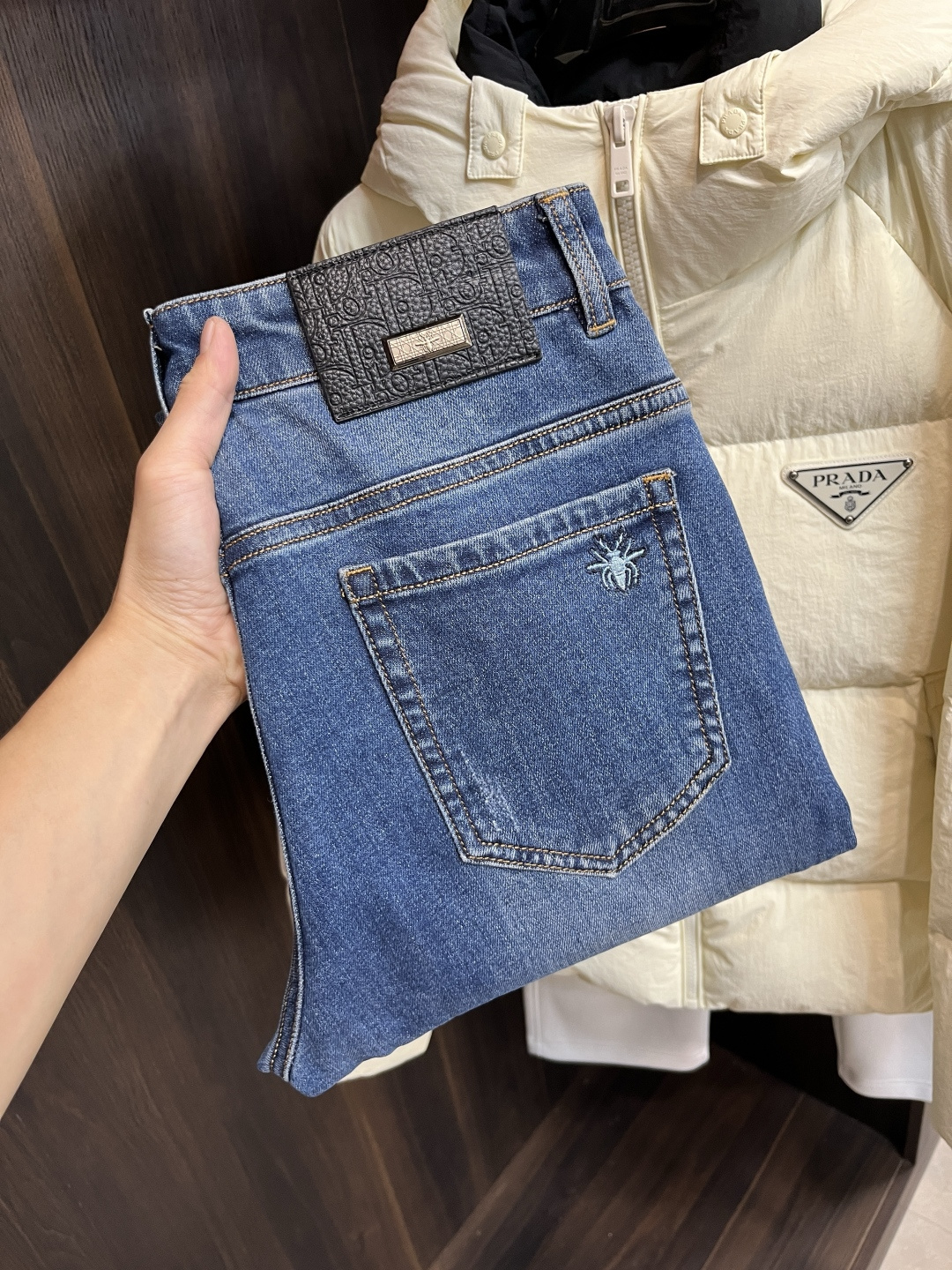 NO:572812,Mainly recommended by Dior, Dior exclusively provides new trendy men's fashionable casual jeans, high-end European original trousers, trendy fashionable casual trousers with high breathability and comfort, impeccable details, brand element design concept, reflecting high quality. It presents casual tailoring, and the upper body shape is awesome!  Code number 29-38 (no 35 37) H new model debut,,dior,dior,jeans,alexander wang19860909主推 Dior 迪奥 独家专供新款潮男时尚休闲牛仔裤,高端欧版原单裤子,潮流时尚休闲裤子 透气舒适度高,细节无可挑剔,品牌元素设计理念,体现高品质.呈现休闲裁剪,上身版型超赞！ 码数29-38（无35 37） H新款首发,,dior,dior,jeans,alexander wang,Men's clothing