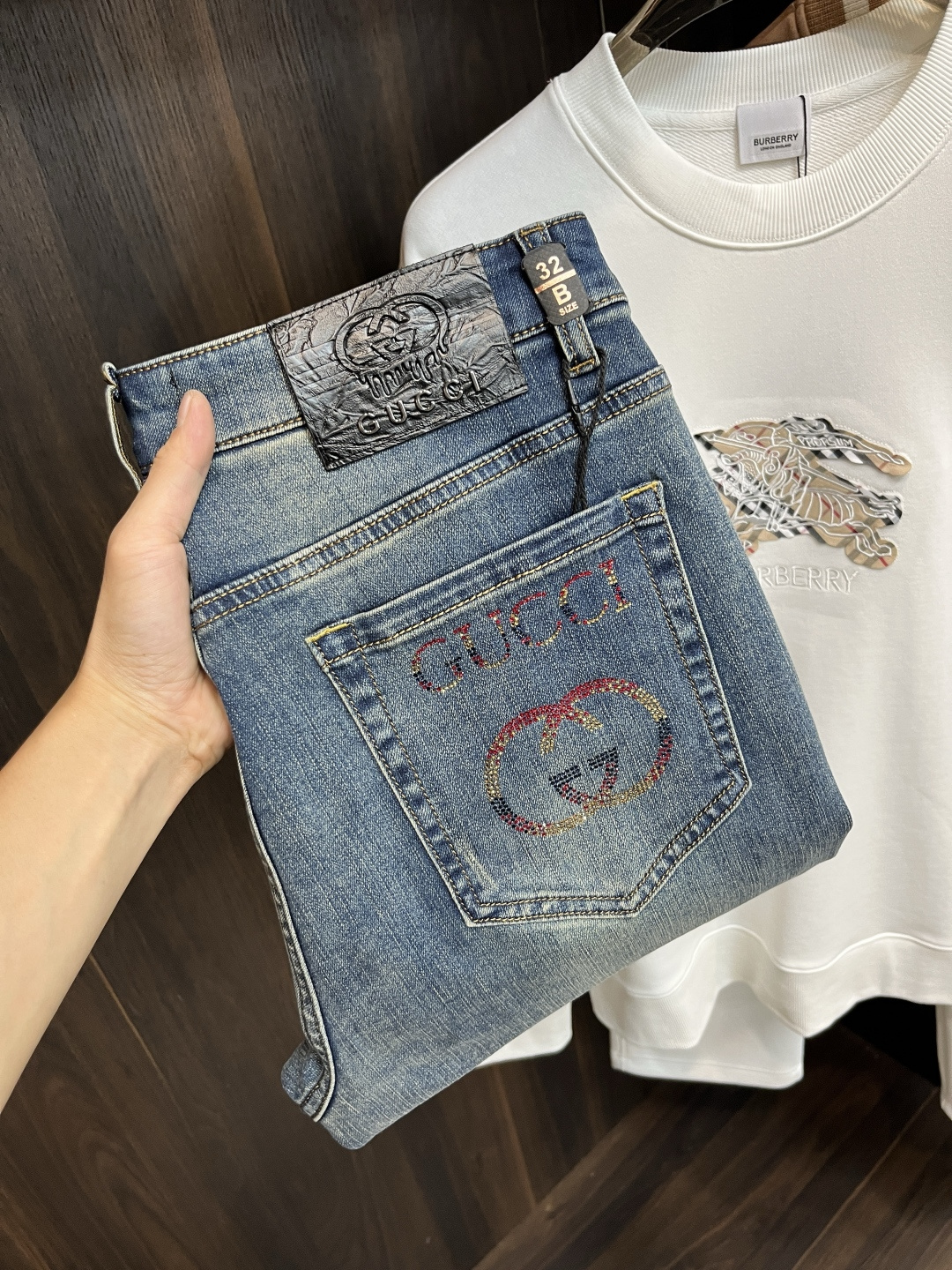 NO:572824,The main recommendation is Gucci. Gucci exclusively supplies new trendy men's fashionable casual jeans, high-end European original trousers, trendy fashionable casual trousers with high breathability and comfort, impeccable details, brand element design concept, reflecting high quality. It presents casual tailoring and the upper body shape is awesome!  Code number 29-38 (no 35 37) H new model debut,,gucci,gucci,jeans,alexander wang19860909主推 Gucci 古驰 独家专供新款潮男时尚休闲牛仔裤,高端欧版原单裤子,潮流时尚休闲裤子 透气舒适度高,细节无可挑剔,品牌元素设计理念,体现高品质.呈现休闲裁剪,上身版型超赞！ 码数29-38（无35 37） H新款首发,,gucci,gucci,jeans,alexander wang,Men's clothing