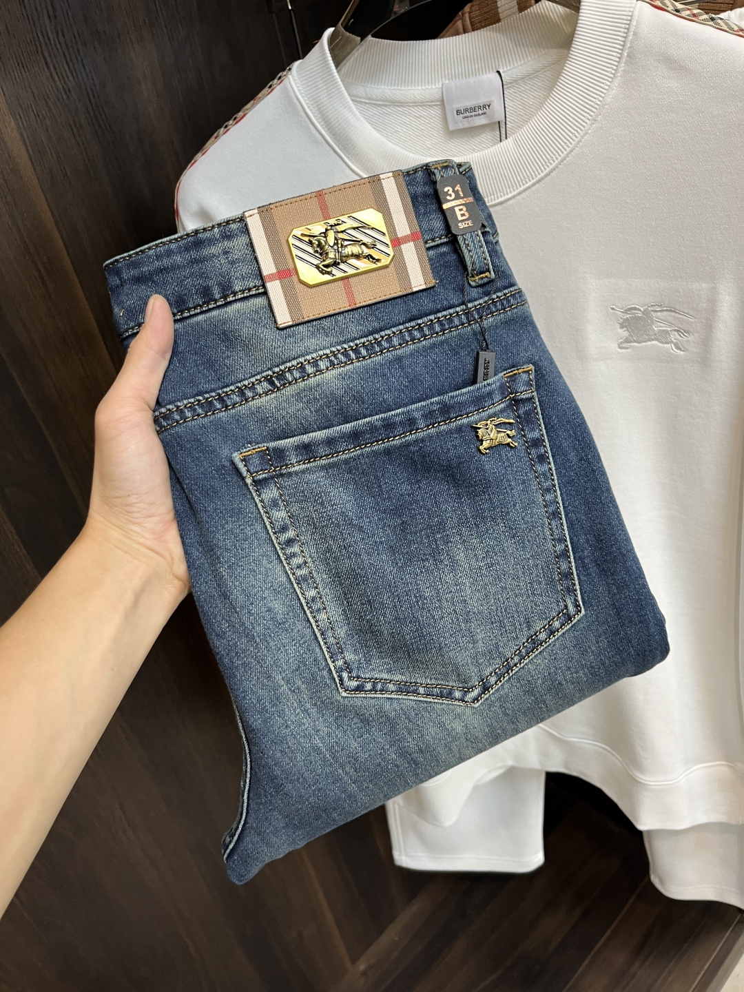 NO:572827,The main recommendation is Burberry, which exclusively provides new trendy men's fashionable casual jeans, high-end European original trousers, trendy fashionable casual trousers, with high breathability and comfort, impeccable details, brand element design concept, reflecting high quality. It presents casual tailoring, and the upper body shape is awesome!  Code number 29-38 (no 35 37) H new model debut,,burberry,burberry,jeans,alexander wang19860909主推 Burberry 巴宝莉 独家专供新款潮男时尚休闲牛仔裤,高端欧版原单裤子,潮流时尚休闲裤子 透气舒适度高,细节无可挑剔,品牌元素设计理念,体现高品质.呈现休闲裁剪,上身版型超赞！ 码数29-38（无35 37） H新款首发,,burberry,burberry,jeans,alexander wang,Men's clothing