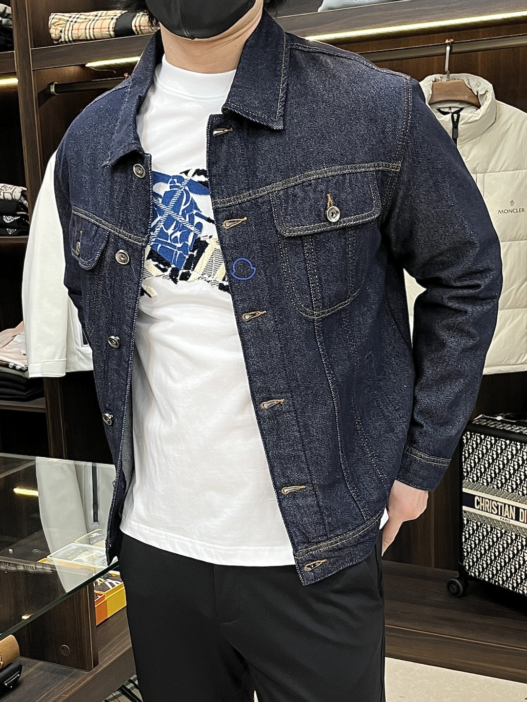 NO:572831,The main recommendation of Moncler's new autumn and winter denim jackets uses siro spinning technology to make the final woven denim fabric have excellent strength, excellent wear resistance and a unique soft feel. The yarn structure is tight, the fabric texture is clear, the luster is soft, and the hairiness of the cloth surface is significantly reduced, presenting a delicate, crisp and high-texture visual and tactile experience that ordinary denim cannot match, providing a perfect foundation for subsequent heavy craftsmanship. Size M-3XL H new model debut,,Moncler,jackets & coats,alexander wang19860909主推 Moncler 蒙口 秋冬新款牛仔外套采用赛络纺技术使最终织造出的丹宁面料具有卓越的强度、优异的耐磨性以及独特的柔软手感.纱线结构紧密,面料纹理清晰、光泽柔和,布面毛羽显著减少,呈现出普通牛仔无法比拟的细腻、挺括且高质感的视觉和触觉体验,为后续的重工艺处理提供了完美的基础. 尺码M-3XL H新款首发,,Moncler,jackets & coats,alexander wang,Men's clothing