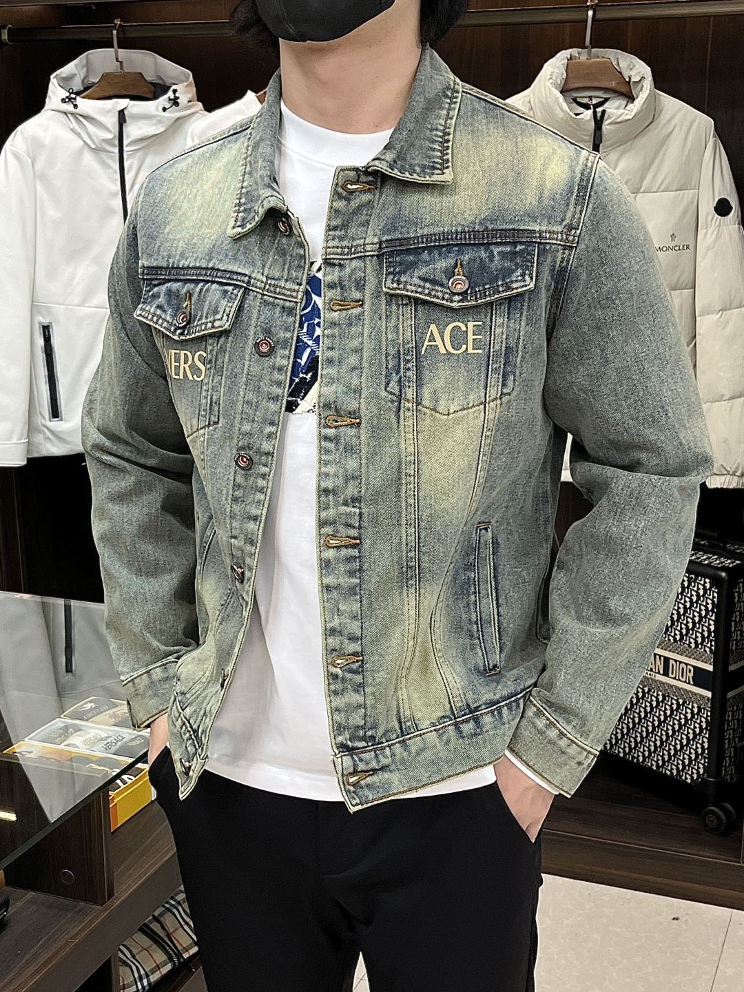 NO:572832,Mainly recommended Versace Versace's new autumn and winter denim jacket uses sero spinning technology to make the final woven denim fabric have excellent strength, excellent wear resistance and a unique soft feel. The yarn structure is tight, the fabric texture is clear, the luster is soft, and the hairiness of the cloth surface is significantly reduced, presenting a delicate, crisp and high-texture visual and tactile experience that ordinary denim cannot match, providing a perfect foundation for subsequent heavy craftsmanship. Size M-3XL H new model debut,,versace,versace,jackets & coats,alexander wang19860909主推 Versace 范思哲 秋冬新款牛仔外套采用赛络纺技术使最终织造出的丹宁面料具有卓越的强度、优异的耐磨性以及独特的柔软手感.纱线结构紧密,面料纹理清晰、光泽柔和,布面毛羽显著减少,呈现出普通牛仔无法比拟的细腻、挺括且高质感的视觉和触觉体验,为后续的重工艺处理提供了完美的基础. 尺码M-3XL H新款首发,,versace,versace,jackets & coats,alexander wang,Men's clothing