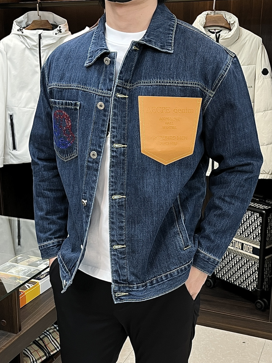 NO:572834,The main recommendation of Moncler's new autumn and winter denim jackets uses siro spinning technology to make the final woven denim fabric have excellent strength, excellent wear resistance and a unique soft feel. The yarn structure is tight, the fabric texture is clear, the luster is soft, and the hairiness of the cloth surface is significantly reduced, presenting a delicate, crisp and high-texture visual and tactile experience that ordinary denim cannot match, providing a perfect foundation for subsequent heavy craftsmanship. Size M-3XL H new model debut,,Moncler,jackets & coats,alexander wang19860909主推 Moncler 蒙口 秋冬新款牛仔外套采用赛络纺技术使最终织造出的丹宁面料具有卓越的强度、优异的耐磨性以及独特的柔软手感.纱线结构紧密,面料纹理清晰、光泽柔和,布面毛羽显著减少,呈现出普通牛仔无法比拟的细腻、挺括且高质感的视觉和触觉体验,为后续的重工艺处理提供了完美的基础. 尺码M-3XL H新款首发,,Moncler,jackets & coats,alexander wang,Men's clothing