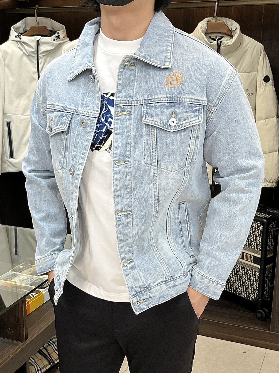 NO:572836,Mainly recommended Hermes Hermes' new autumn and winter denim jackets use siro spinning technology to make the final woven denim fabric have excellent strength, excellent wear resistance and a unique soft feel. The yarn structure is tight, the fabric texture is clear, the luster is soft, and the hairiness of the cloth surface is significantly reduced, presenting a delicate, crisp and high-texture visual and tactile experience that ordinary denim cannot match, providing a perfect foundation for subsequent heavy craftsmanship. Size M-3XL H new model debut,,hermes,hermes,jackets & coats,alexander wang19860909主推 Hermes 爱马仕 秋冬新款牛仔外套采用赛络纺技术使最终织造出的丹宁面料具有卓越的强度、优异的耐磨性以及独特的柔软手感.纱线结构紧密,面料纹理清晰、光泽柔和,布面毛羽显著减少,呈现出普通牛仔无法比拟的细腻、挺括且高质感的视觉和触觉体验,为后续的重工艺处理提供了完美的基础. 尺码M-3XL H新款首发,,hermes,hermes,jackets & coats,alexander wang,Men's clothing