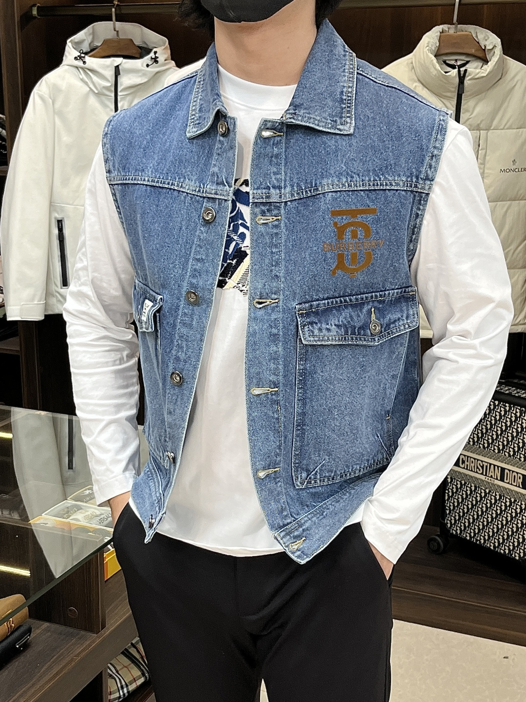 NO:572838,Mainly recommended Burberry's new denim jacket for autumn and winter. The second denim vest uses siro spinning technology to make the final woven denim fabric have excellent strength, excellent wear resistance and a unique soft feel. The yarn structure is tight, the fabric texture is clear, the luster is soft, and the hairiness of the cloth surface is significantly reduced, presenting a delicate, crisp and high-texture visual and tactile experience that ordinary denim cannot match, providing a perfect foundation for subsequent heavy craftsmanship. Size M-3XL H new model debut,,burberry,burberry,jackets & coats,alexander wang19860909主推 Burberry 巴宝莉 秋冬新款牛仔外套次款牛仔马甲采用赛络纺技术使最终织造出的丹宁面料具有卓越的强度、优异的耐磨性以及独特的柔软手感.纱线结构紧密,面料纹理清晰、光泽柔和,布面毛羽显著减少,呈现出普通牛仔无法比拟的细腻、挺括且高质感的视觉和触觉体验,为后续的重工艺处理提供了完美的基础. 尺码M-3XL H新款首发,,burberry,burberry,jackets & coats,alexander wang,Men's clothing