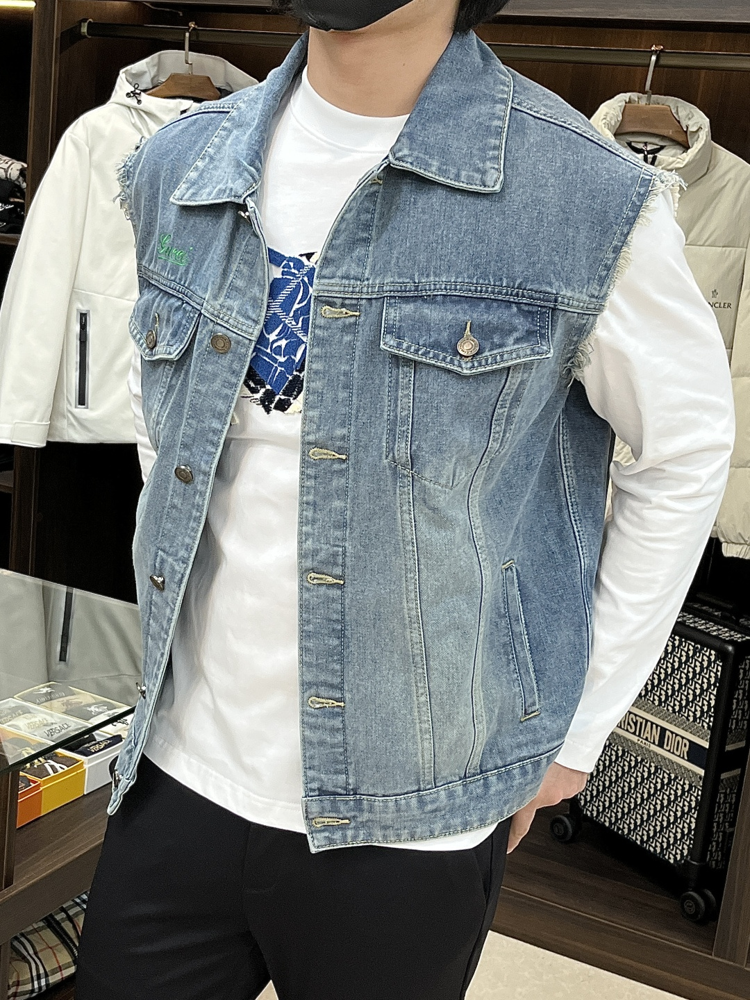 NO:598455,Mainly recommended Gucci Gucci's new autumn and winter denim jacket, the second denim vest uses sero spinning technology to make the final woven denim fabric have excellent strength, excellent wear resistance and a unique soft feel. The yarn structure is tight, the fabric texture is clear, the luster is soft, and the hairiness of the cloth surface is significantly reduced, presenting a delicate, crisp and high-texture visual and tactile experience that ordinary denim cannot match, providing a perfect foundation for subsequent heavy craftsmanship. Size M-3XL H new model debut,,gucci,gucci,jackets & coats,alexander wang19860909主推 Gucci 古驰 秋冬新款牛仔外套次款牛仔马甲采用赛络纺技术使最终织造出的丹宁面料具有卓越的强度、优异的耐磨性以及独特的柔软手感.纱线结构紧密,面料纹理清晰、光泽柔和,布面毛羽显著减少,呈现出普通牛仔无法比拟的细腻、挺括且高质感的视觉和触觉体验,为后续的重工艺处理提供了完美的基础. 尺码M-3XL H新款首发,,gucci,gucci,jackets & coats,alexander wang,Men's clothing