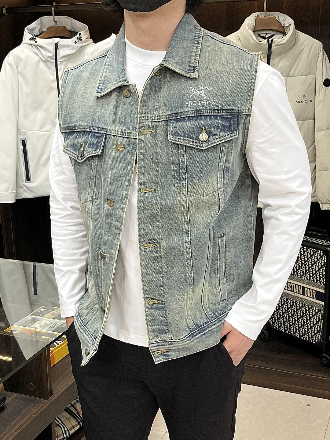 NO:572840,The main recommendation of Arcteryx's new autumn and winter denim jacket is the denim vest, which uses siro spinning technology to make the final woven denim fabric have excellent strength, excellent wear resistance and a unique soft feel. The yarn structure is tight, the fabric texture is clear, the luster is soft, and the hairiness of the cloth surface is significantly reduced, presenting a delicate, crisp and high-quality visual and tactile experience that ordinary denim cannot match, providing a perfect foundation for subsequent heavy craftsmanship. Size M-3XL H new model debut,arc'teryx,jackets & coats,alexander wang19860909主推 Arcteryx 始祖鸟 秋冬新款牛仔外套次款牛仔马甲采用赛络纺技术使最终织造出的丹宁面料具有卓越的强度、优异的耐磨性以及独特的柔软手感.纱线结构紧密,面料纹理清晰、光泽柔和,布面毛羽显著减少,呈现出普通牛仔无法比拟的细腻、挺括且高质感的视觉和触觉体验,为后续的重工艺处理提供了完美的基础. 尺码M-3XL H新款首发,arc'teryx,jackets & coats,alexander wang,Men's clothing